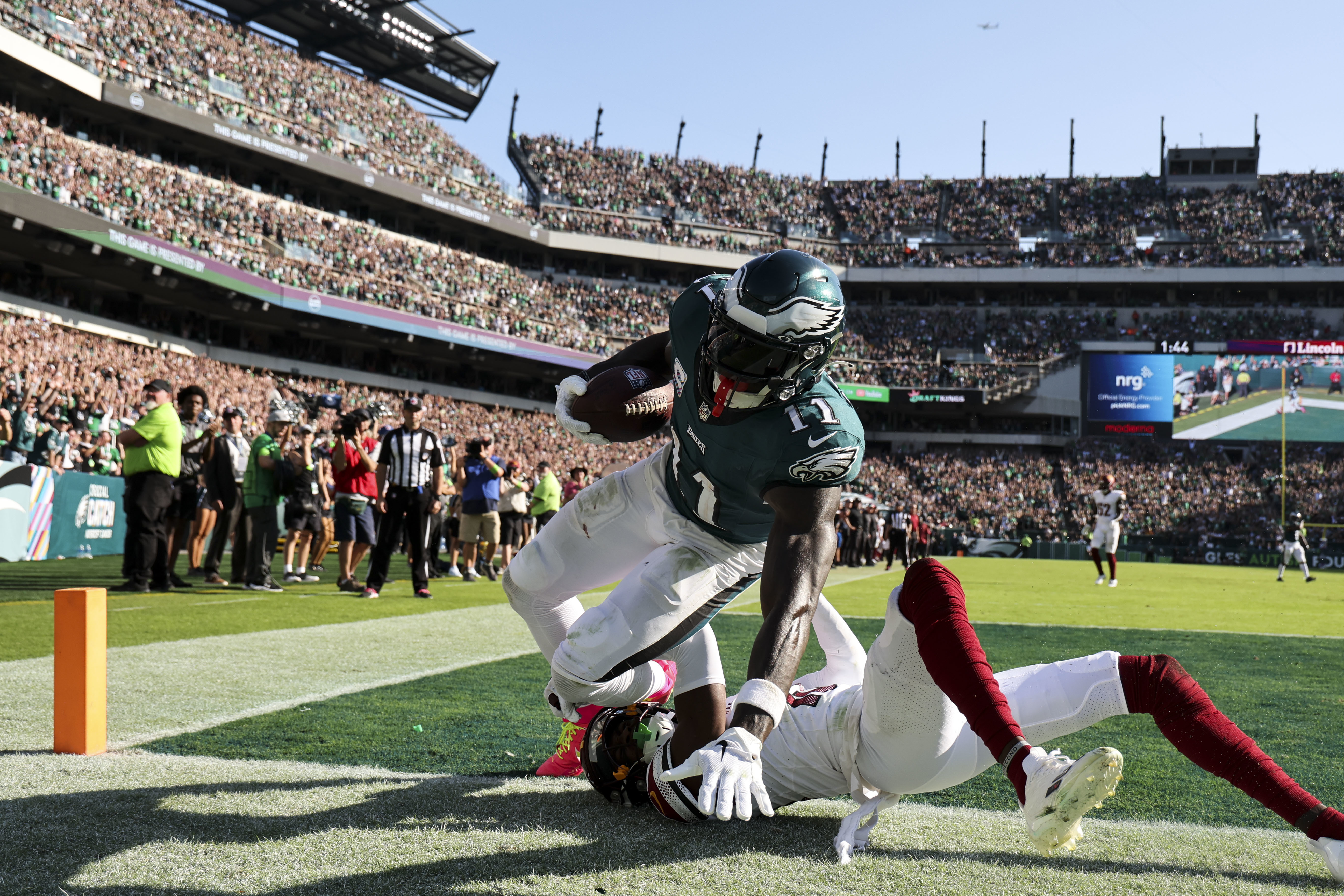 Eagles star edge rusher Haason Reddick set to go after thumb surgery last  month - The Boston Globe