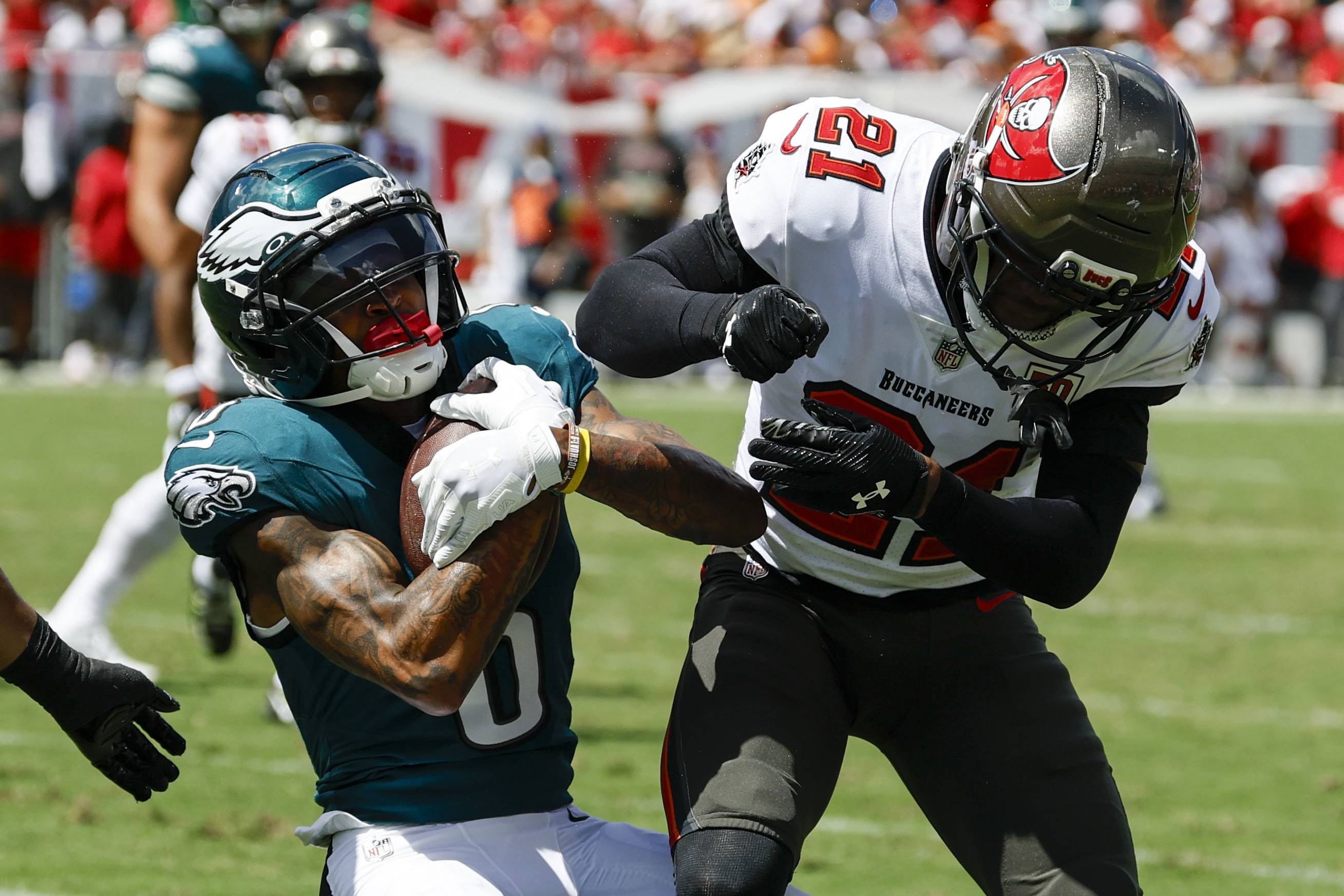 How Eagles WR DeVonta Smith's toughness outweighs his undersized frame
