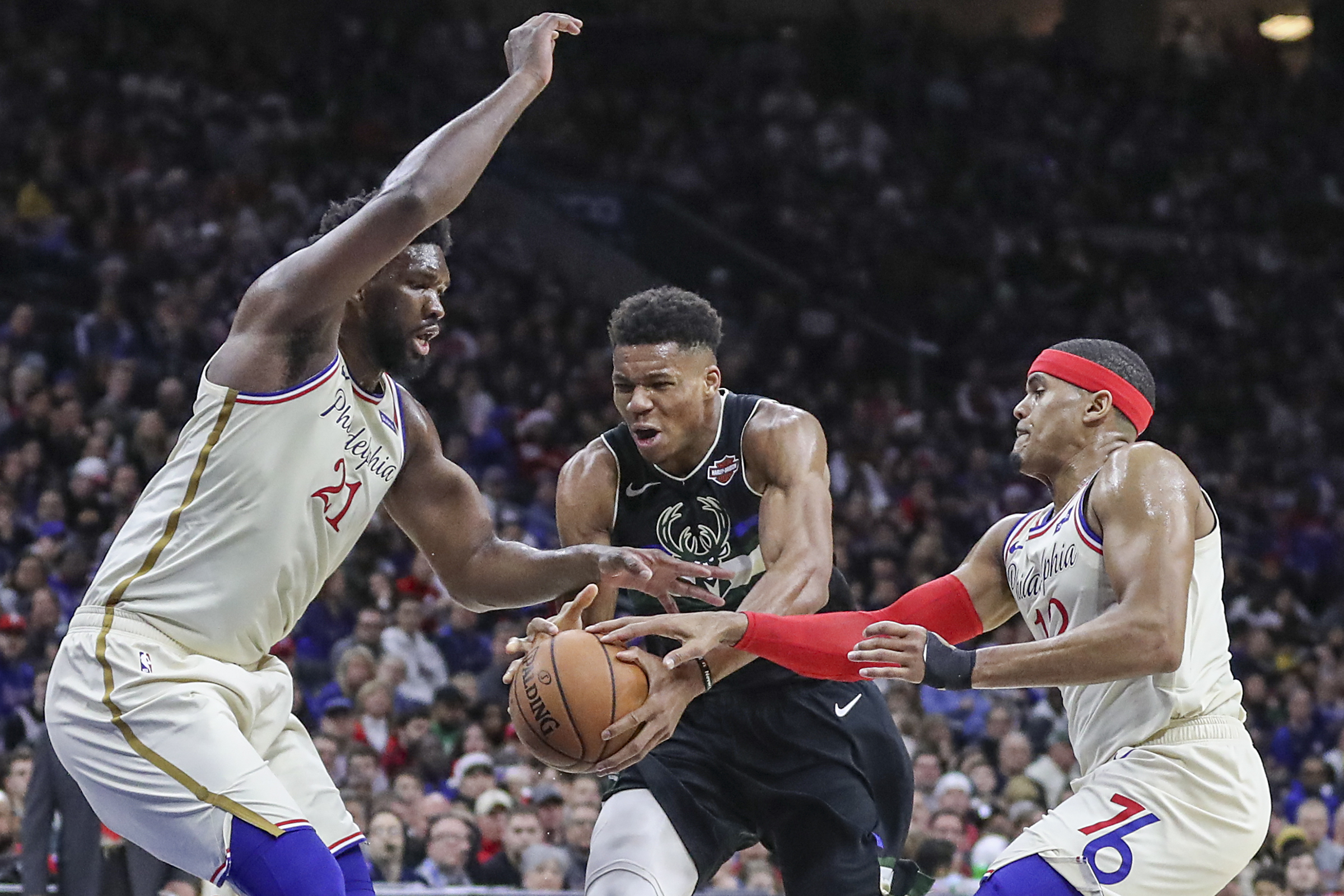 Milwaukee Bucks: 3 Keys to Re-signing Giannis Antetokounmpo