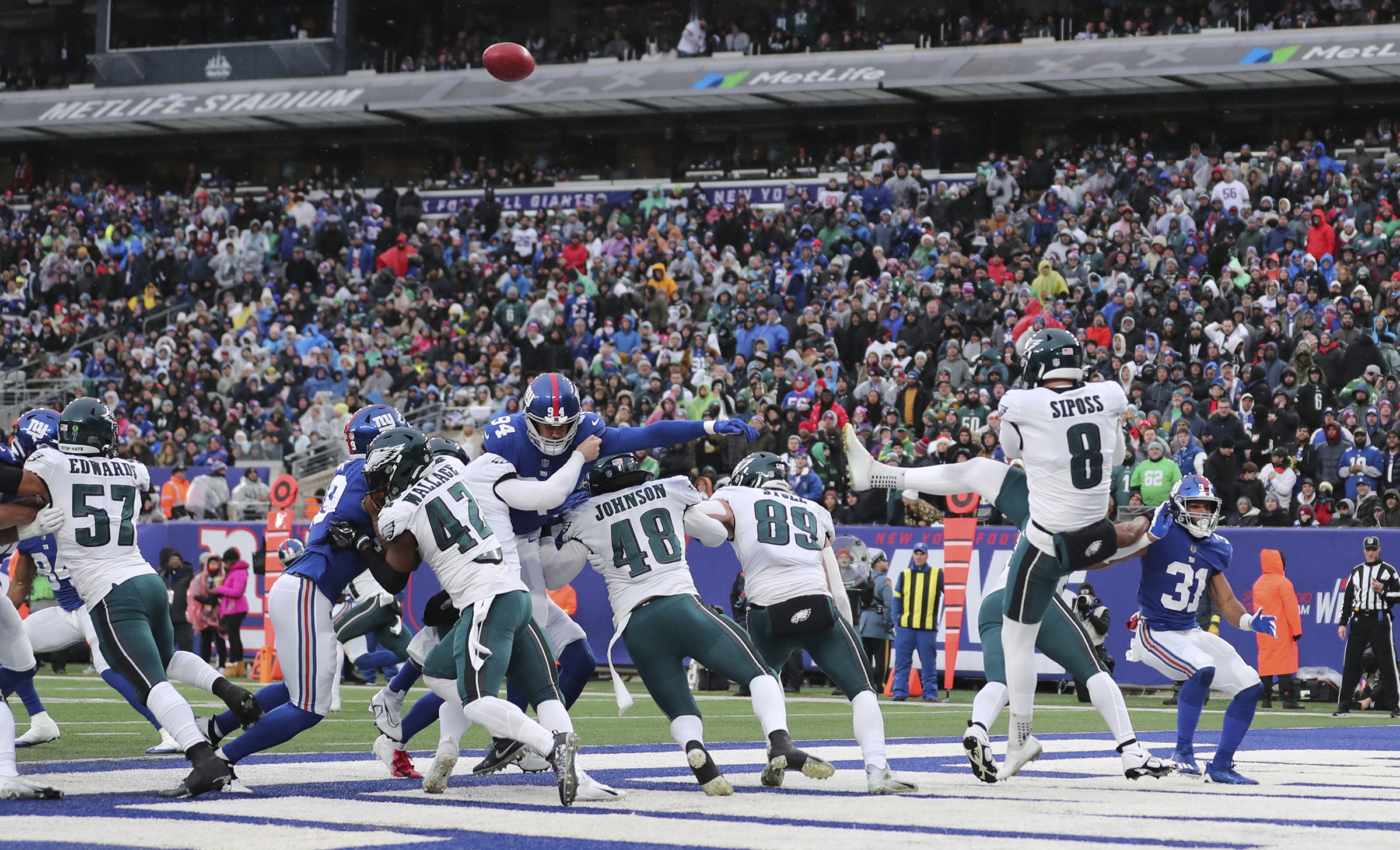 Eagles' Miles Sanders eclipsed 1,000 yards in a rout of the Giants