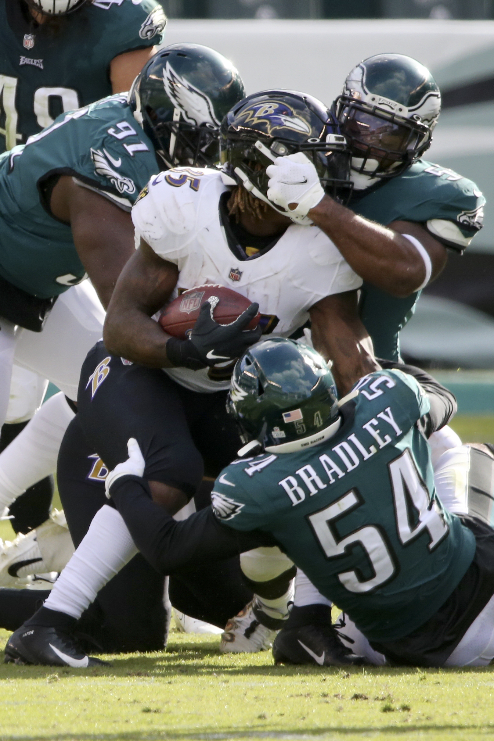 Carson Wentz, banged-up Eagles rally but fall short vs. Ravens