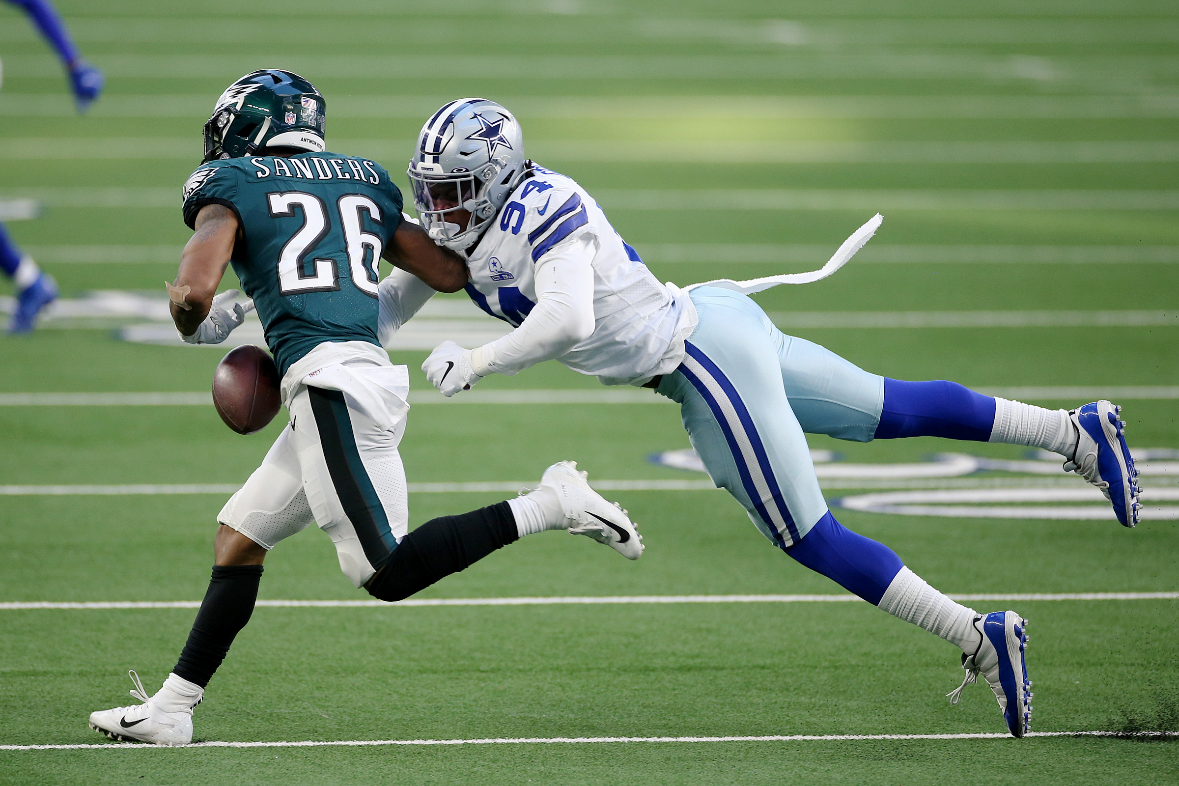 Halftime Report: Eagles lead the Cowboys 20-17 on Christmas Eve ✭ Inside  The Star