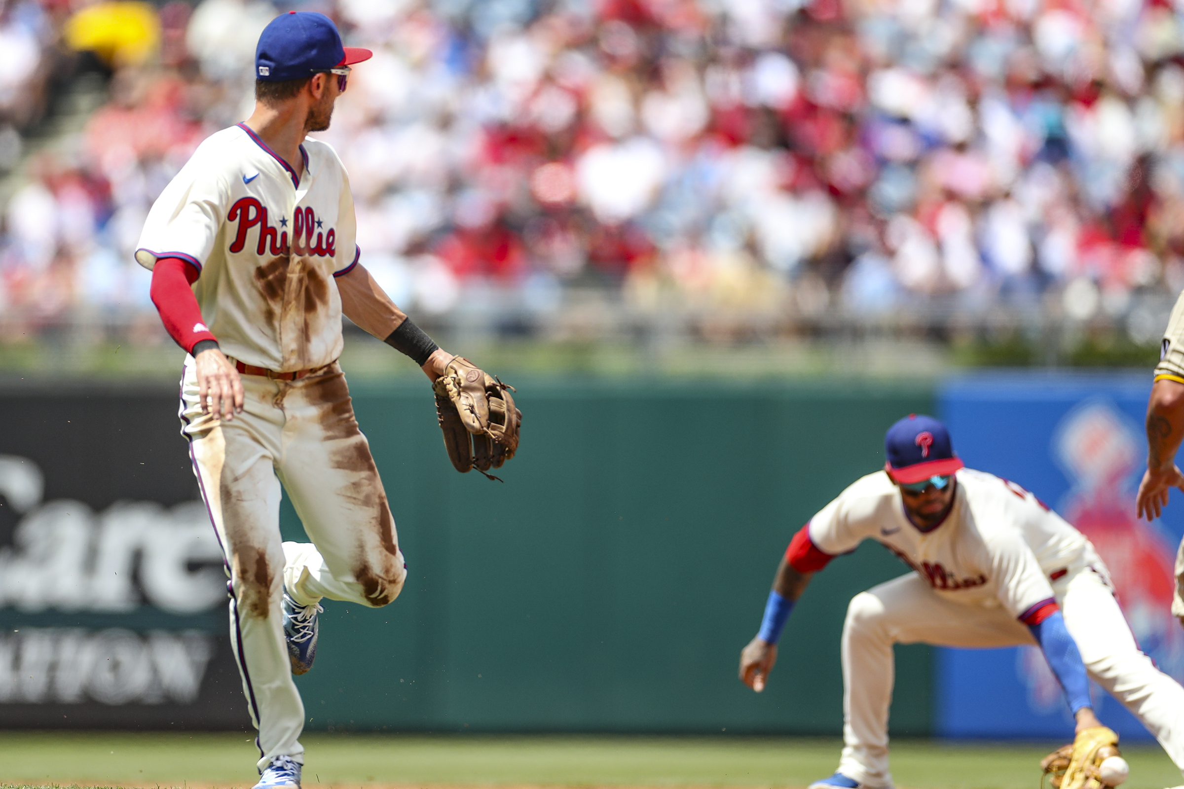 Phillies' Bryce Harper makes leaping catch in first base debut