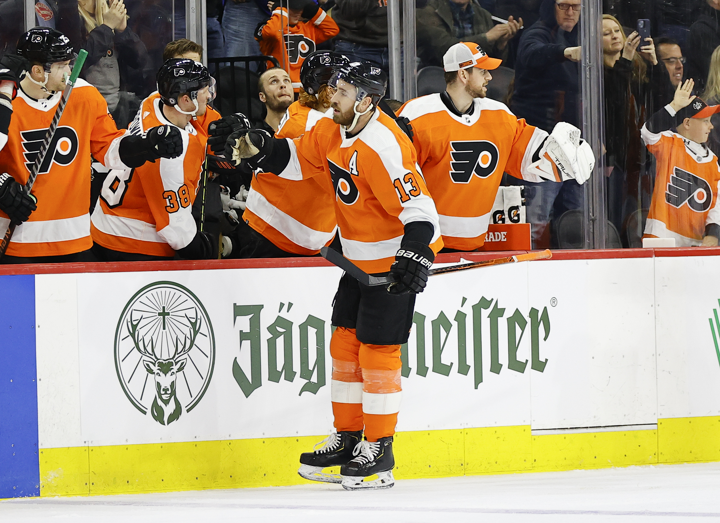 Hayes leads Flyers to win over Islanders