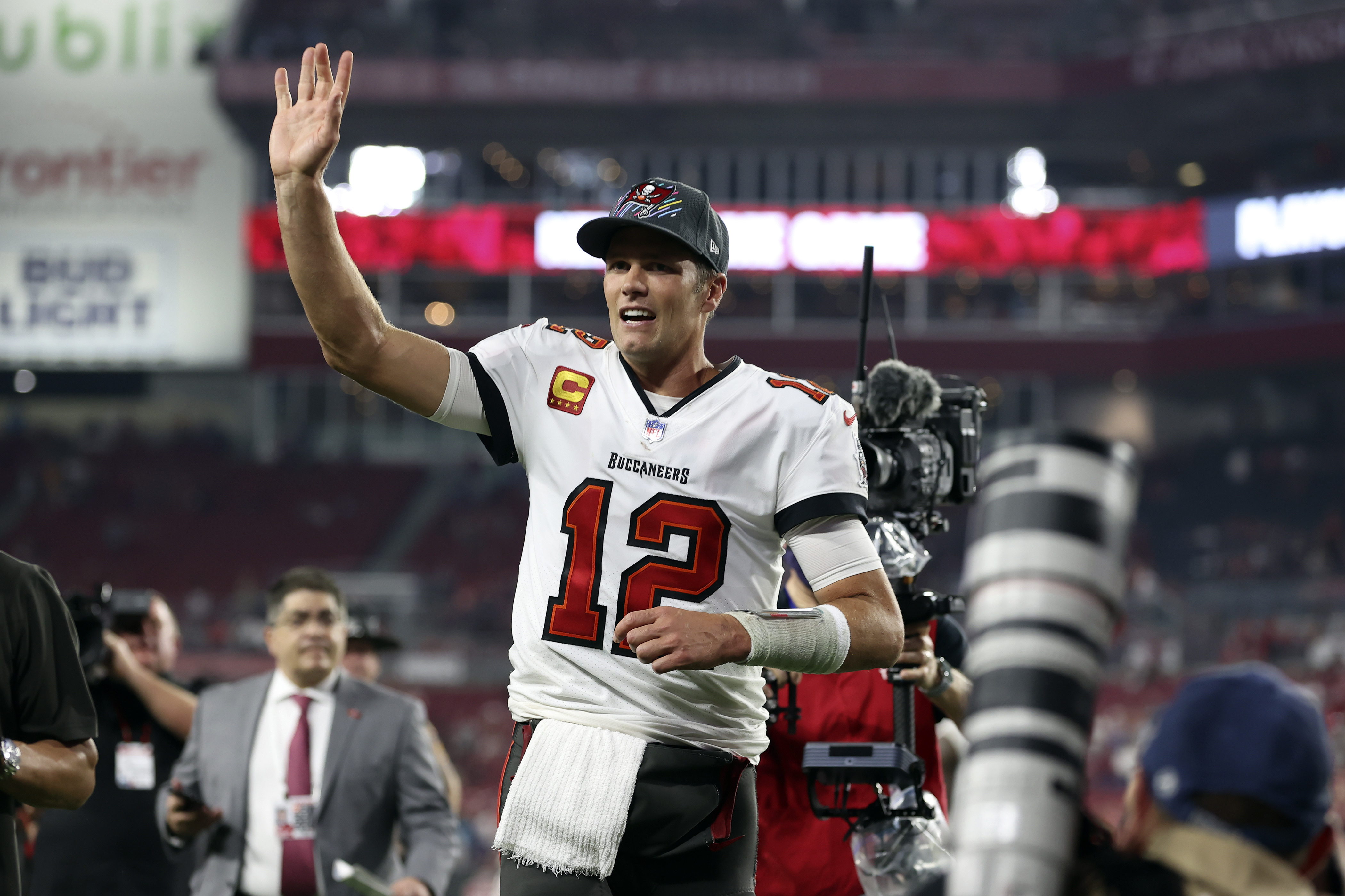 Tom Brady, Buccaneers Cruise Past Jalen Hurts, Eagles for Win in