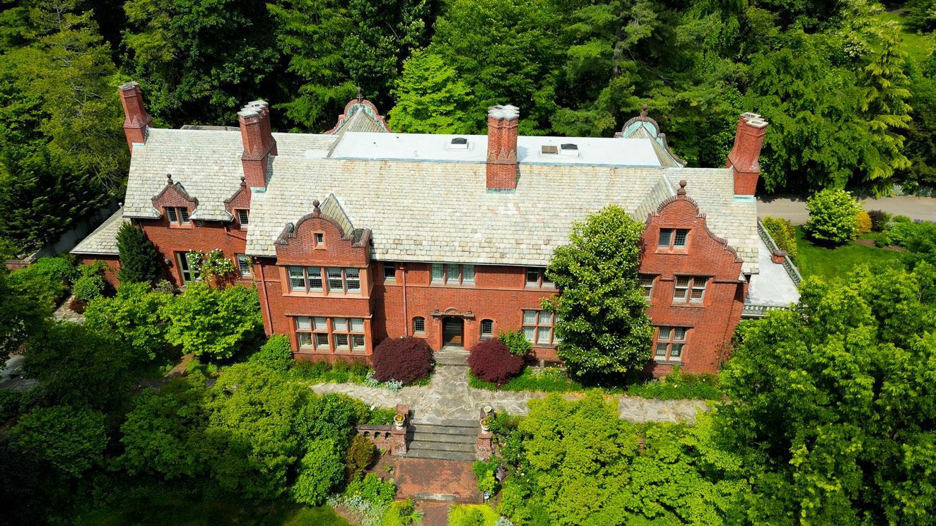 house on the hill ロンパース（Ballet） 70 The story of a magnificent 1850s house dubbed the Blue Belle