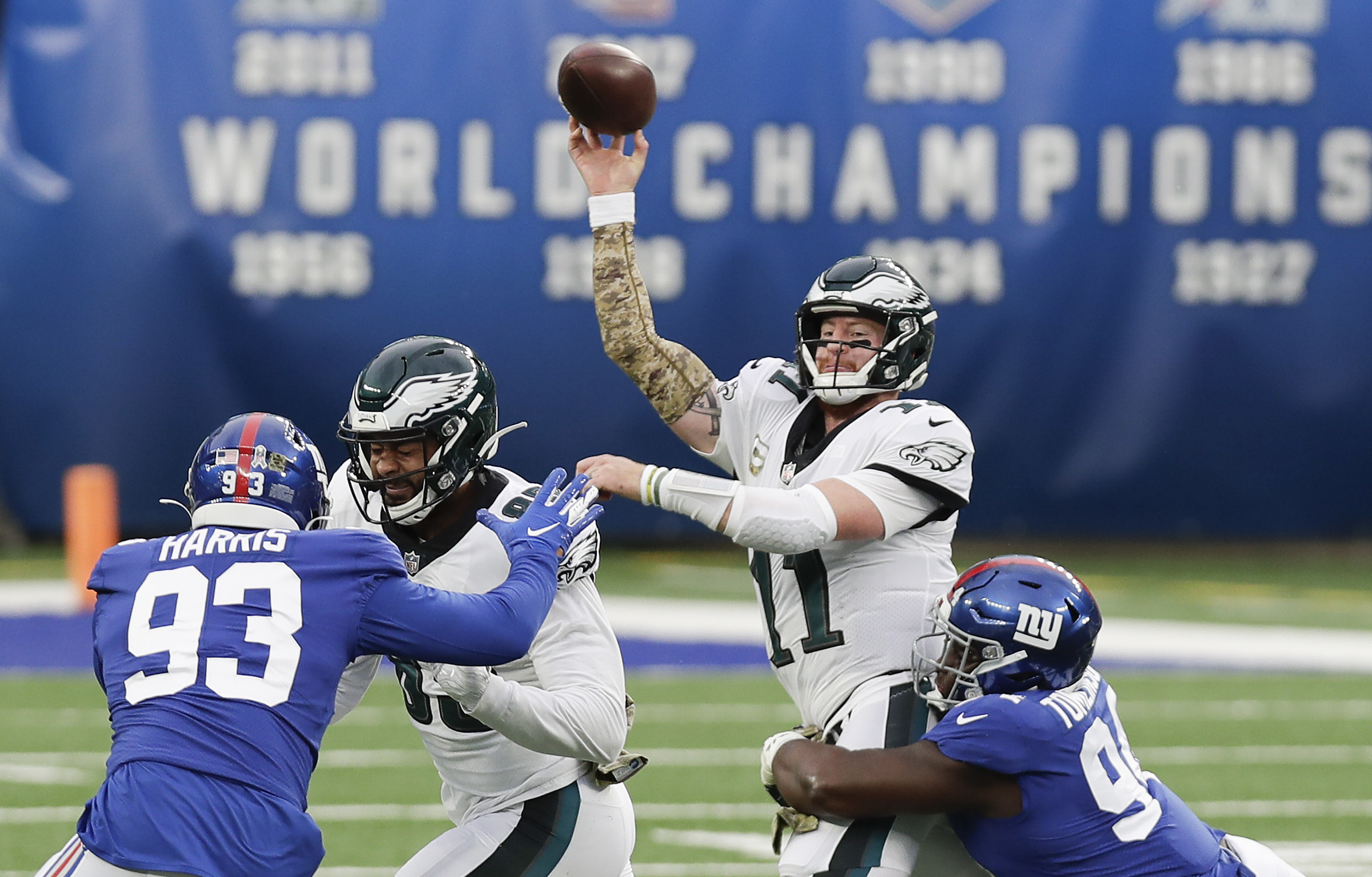 New York Giants 21-22 Philadelphia Eagles: Carson Wentz leads