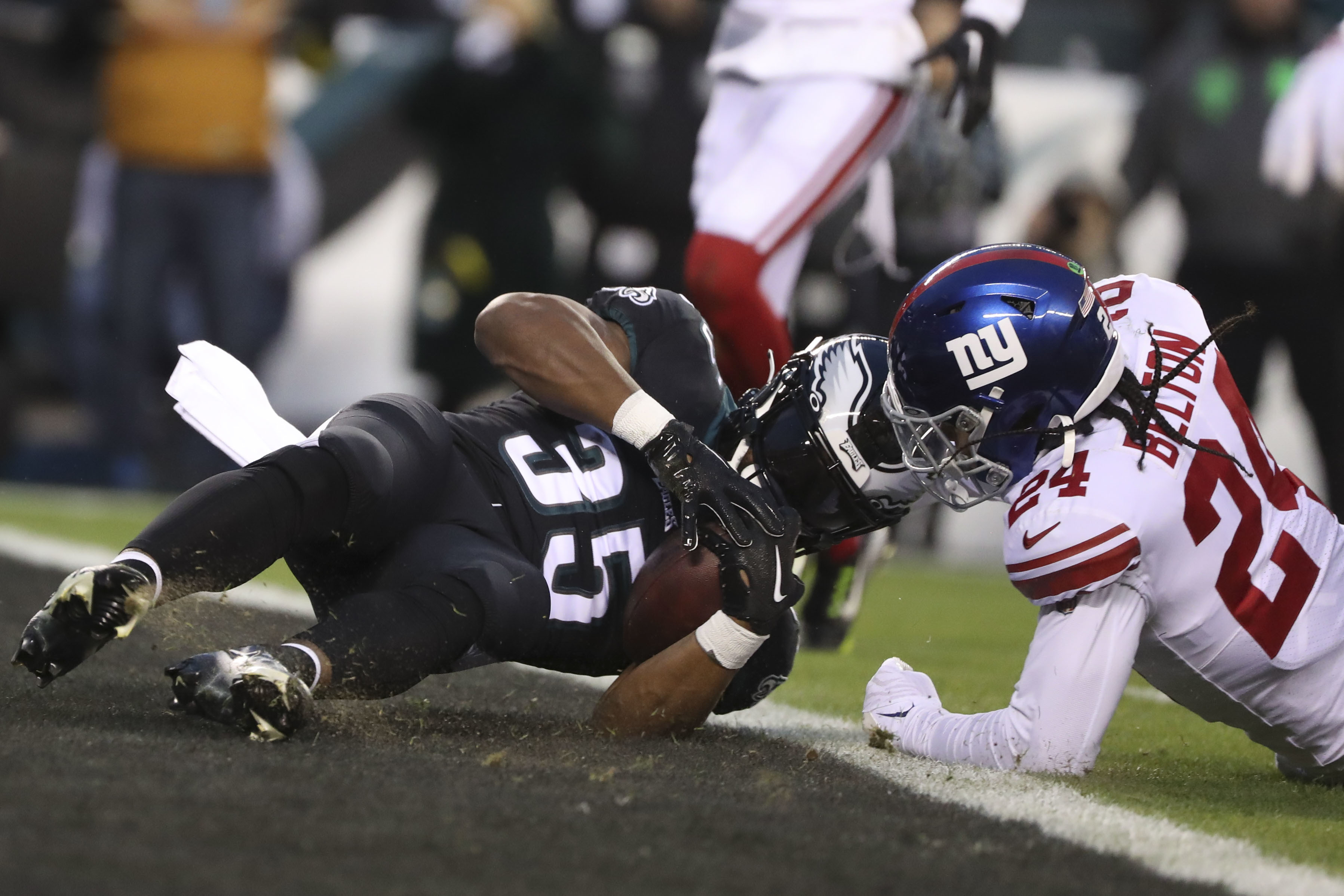 Eagles clinch the NFC's No. 1 seed and a first-round bye with an ugly win  over the Giants