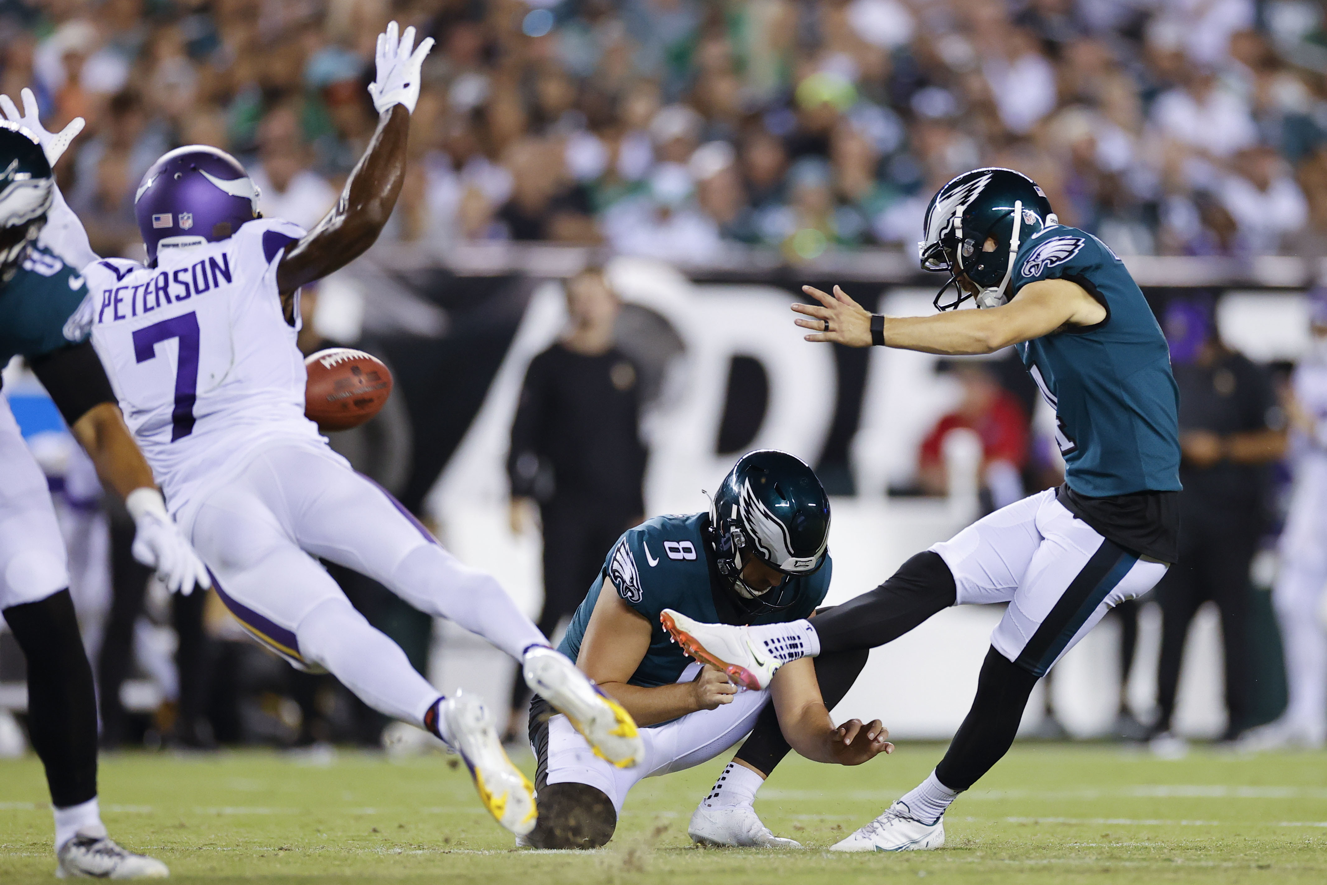 Eagles, Jalen Hurts dominate Vikings 24-7 in Monday night beatdown – Twin  Cities