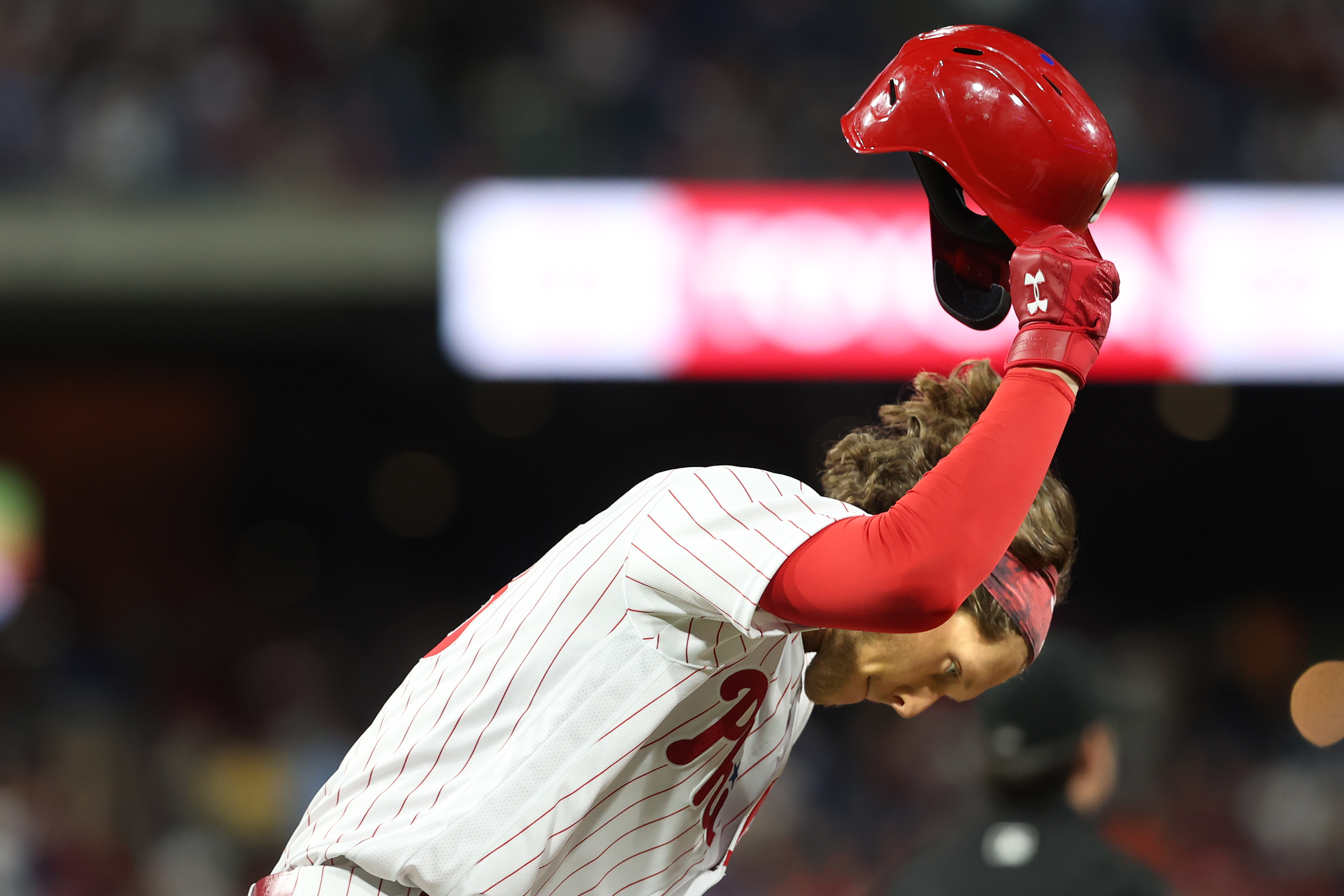 Phillies rally in the 8th for 4-2 win over Brewers as bats finally