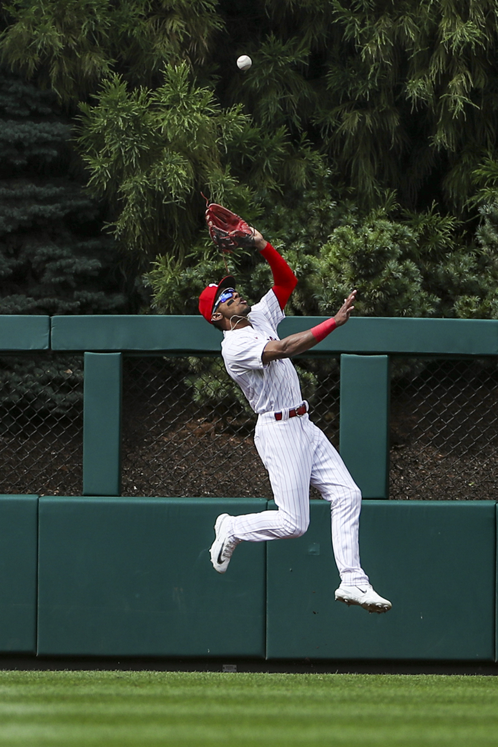 Obstruction call helps Phils sweep Nats for 14th win in 16 - WTOP News