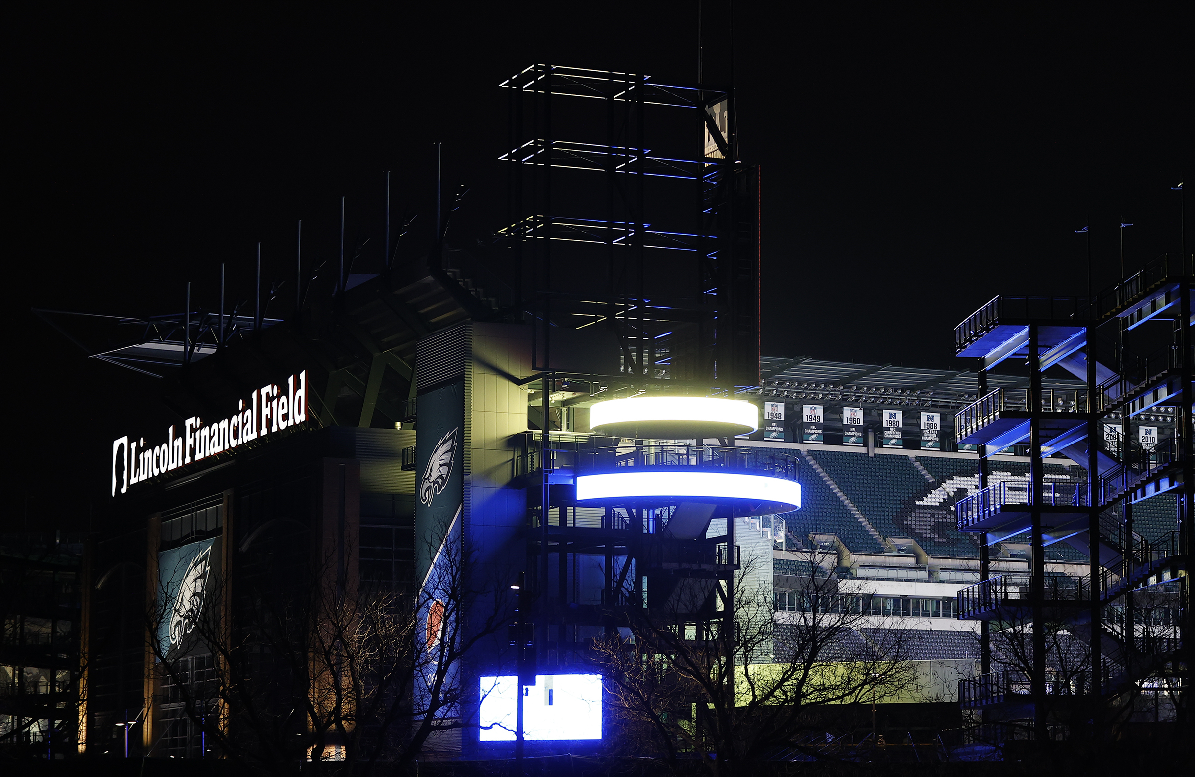 Man fatally falls from escalator at Lincoln Financial Field during