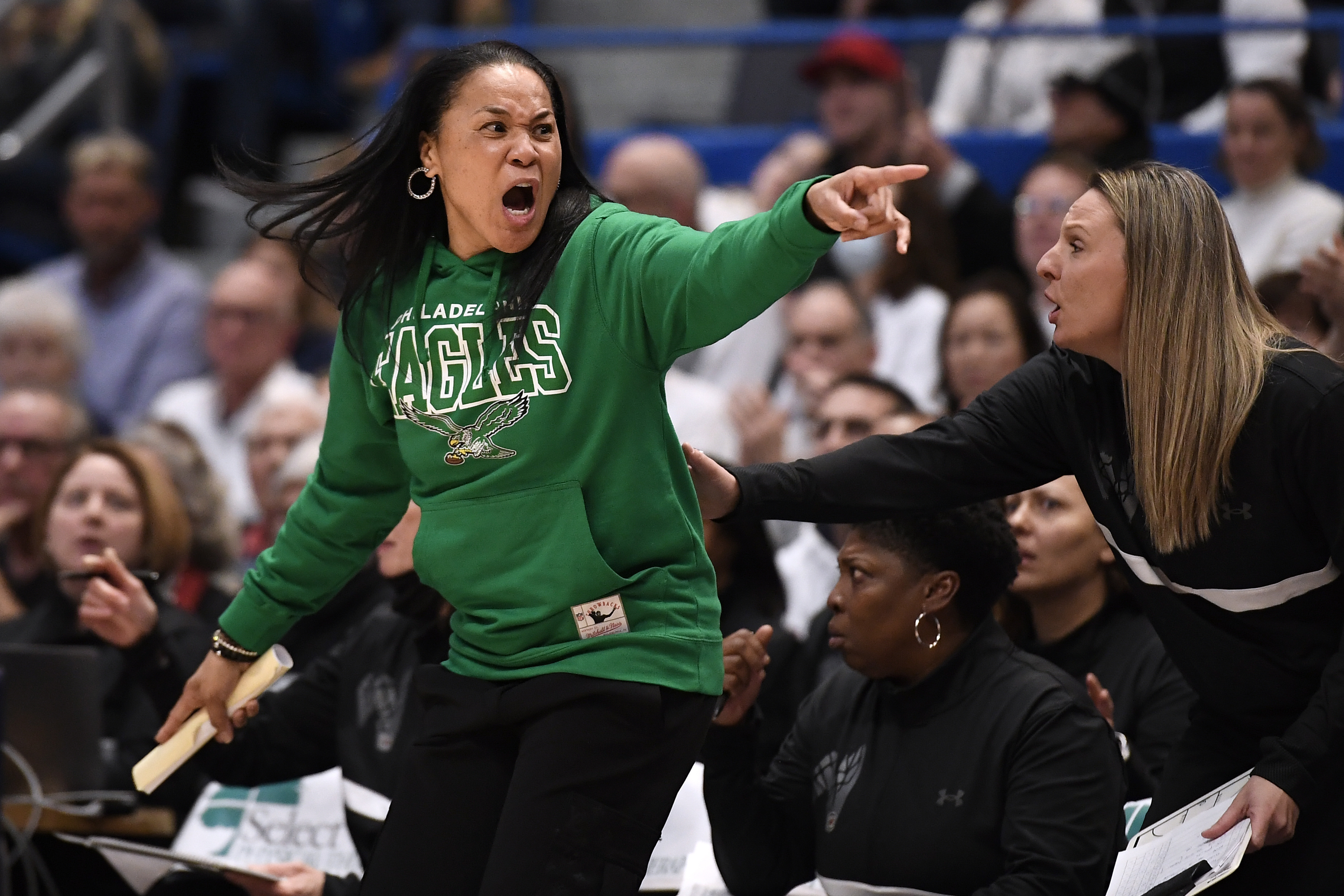 Bloom] Dawn Staley wearing Eagles sweatshirt during huge SC-UConn game:  Not only is she representing her hometown team, she's representing a  company also from her hometown. 💚💚💚 @Eagles @mitchell_ness @dawnstaley  : r/ea