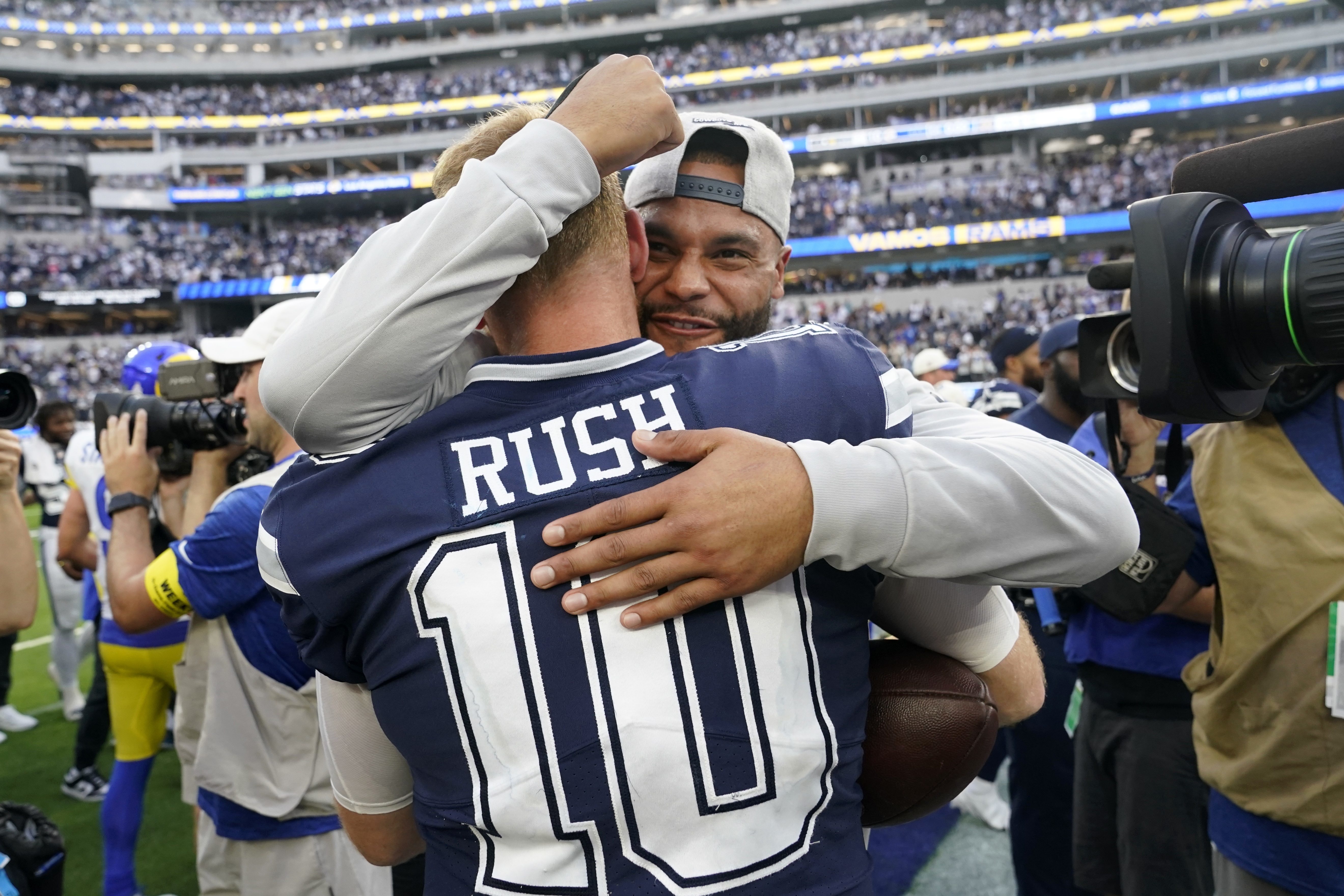 Cowboys, Rams fans rowdy in Los Angeles