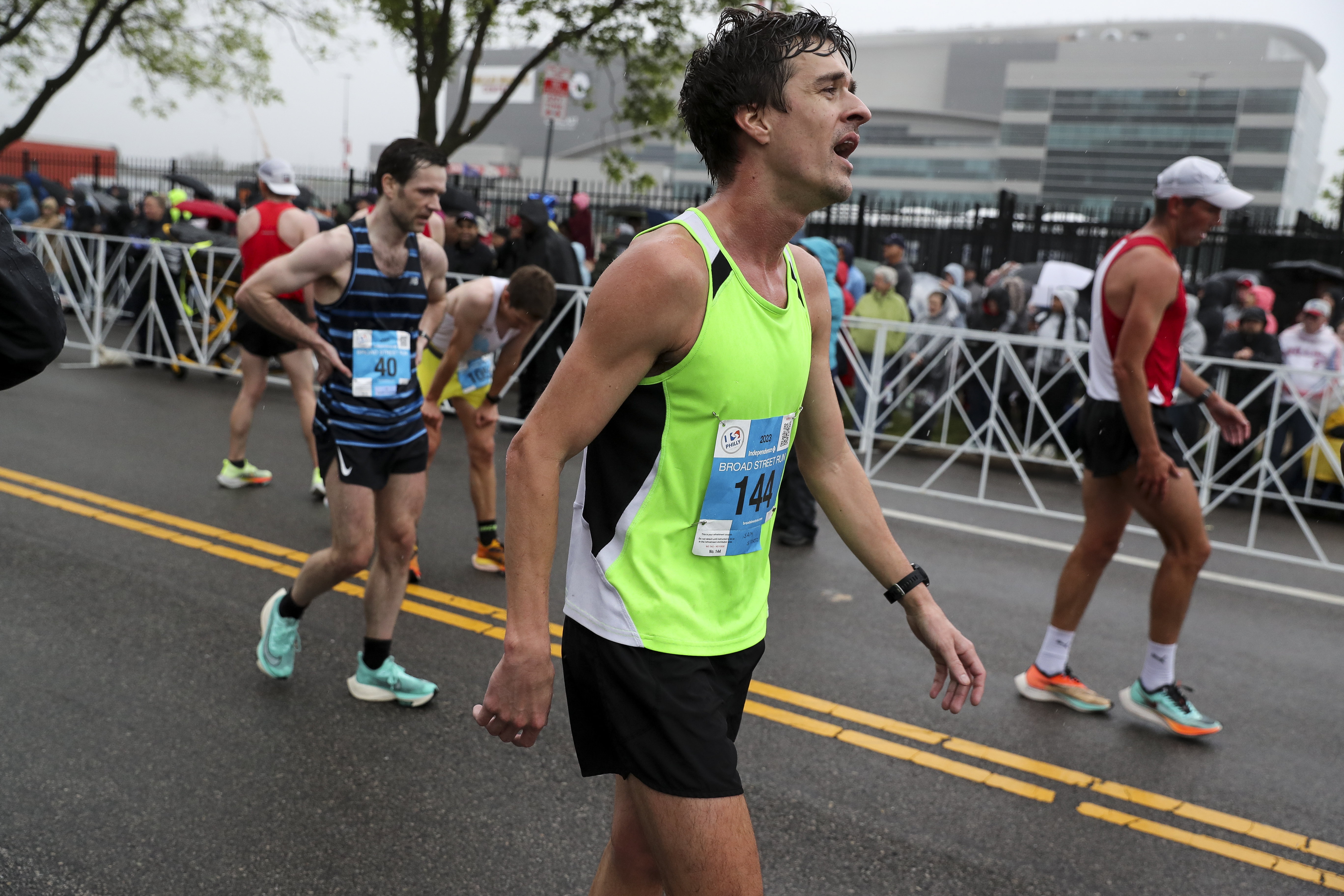 Broad Street Run: Philly man runs race with basketball and Allen