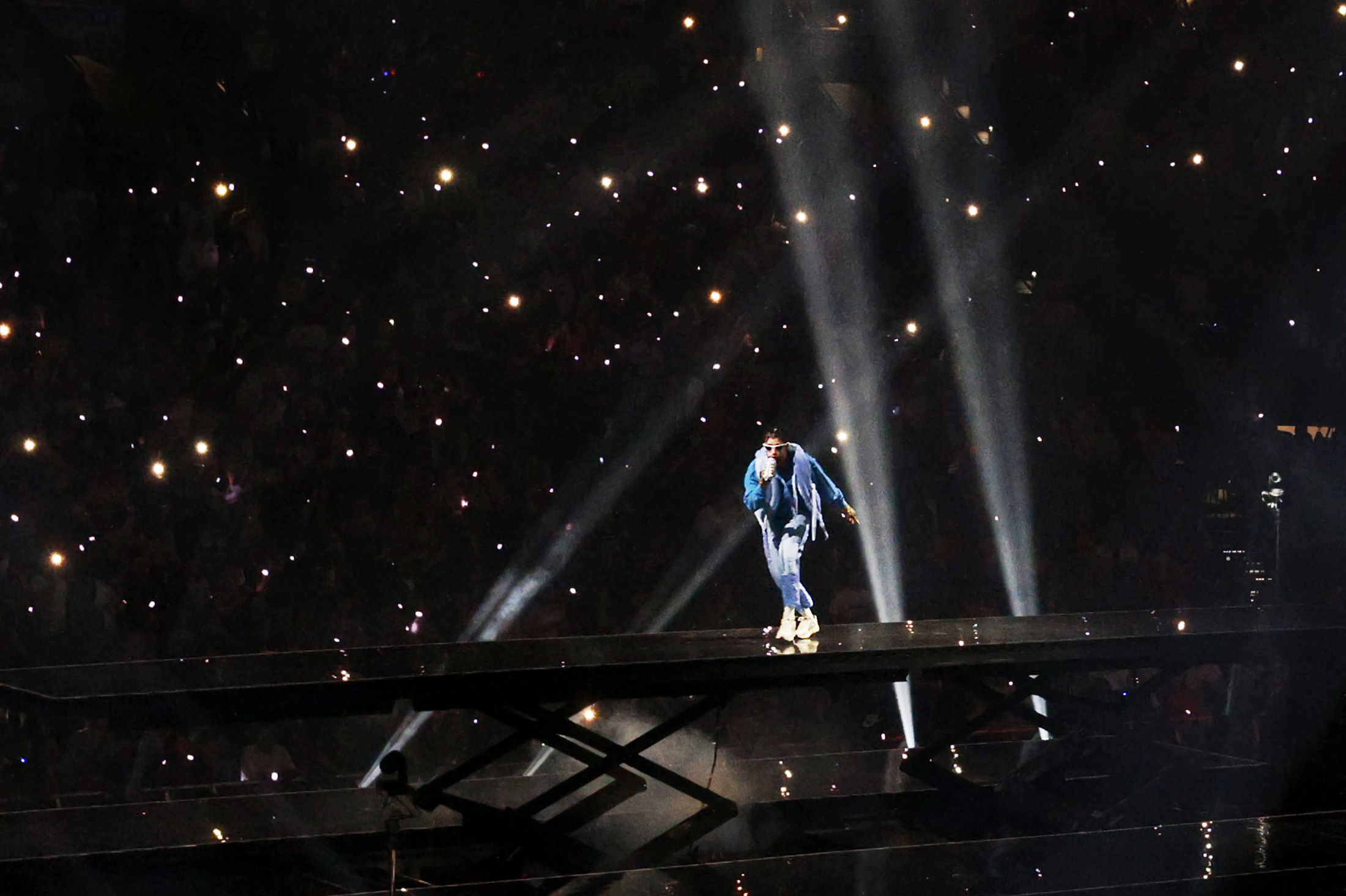 Del escenario a la cancha: Bad Bunny debuta en la NBA