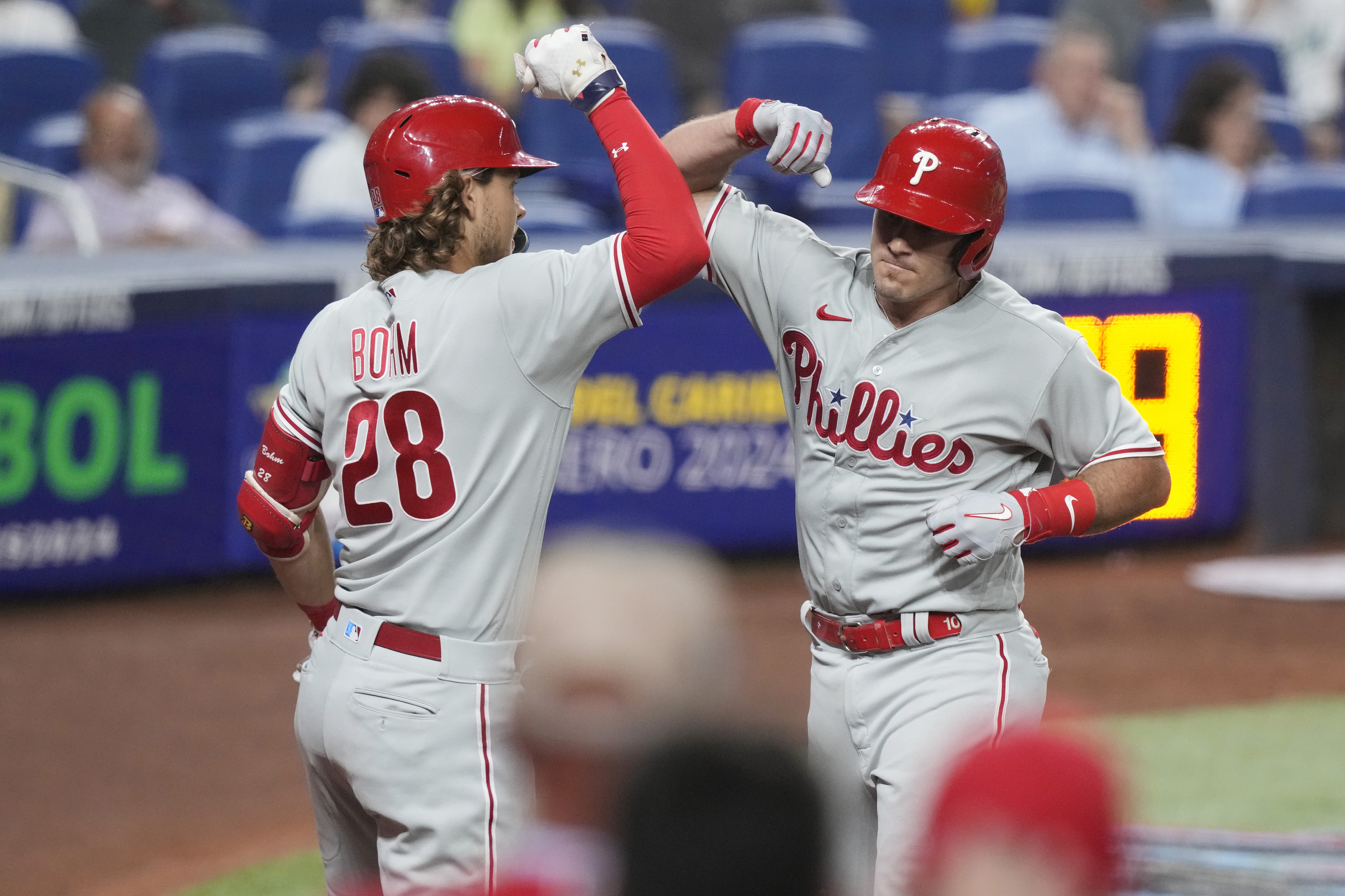 Segura's 2-run single in 10th lifts Phillies over Braves 4-3