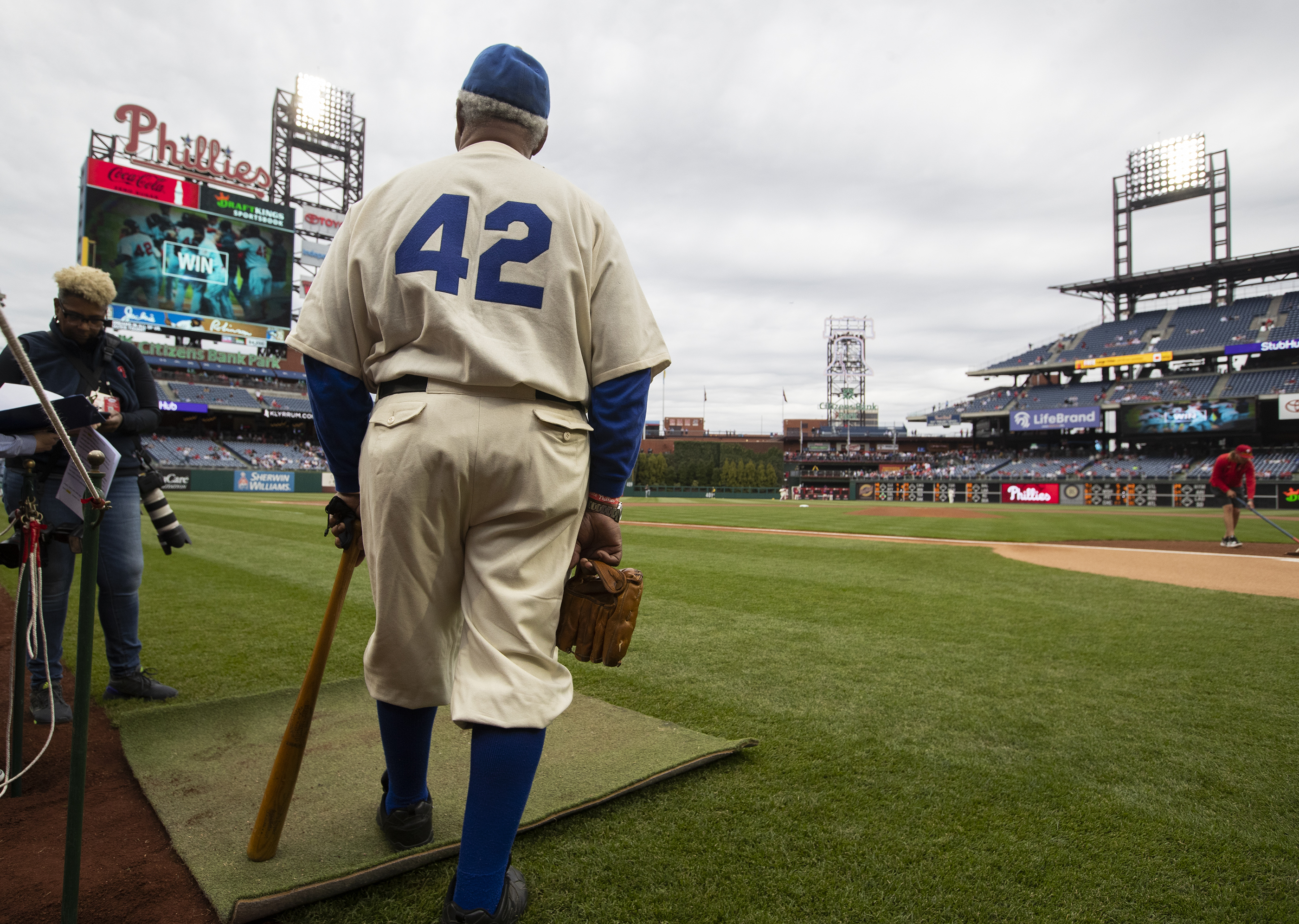 Adames steals home in Brewers' 5-3 win over Phillies