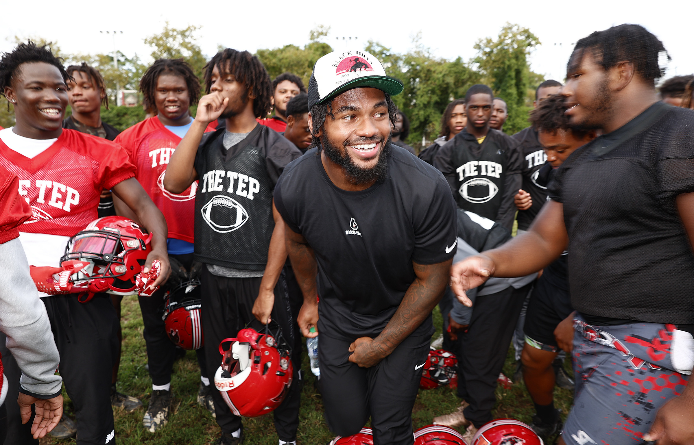 Philadelphia Eagles D'Andre Swift surprises a high school football team in  East Germantown - CBS Philadelphia