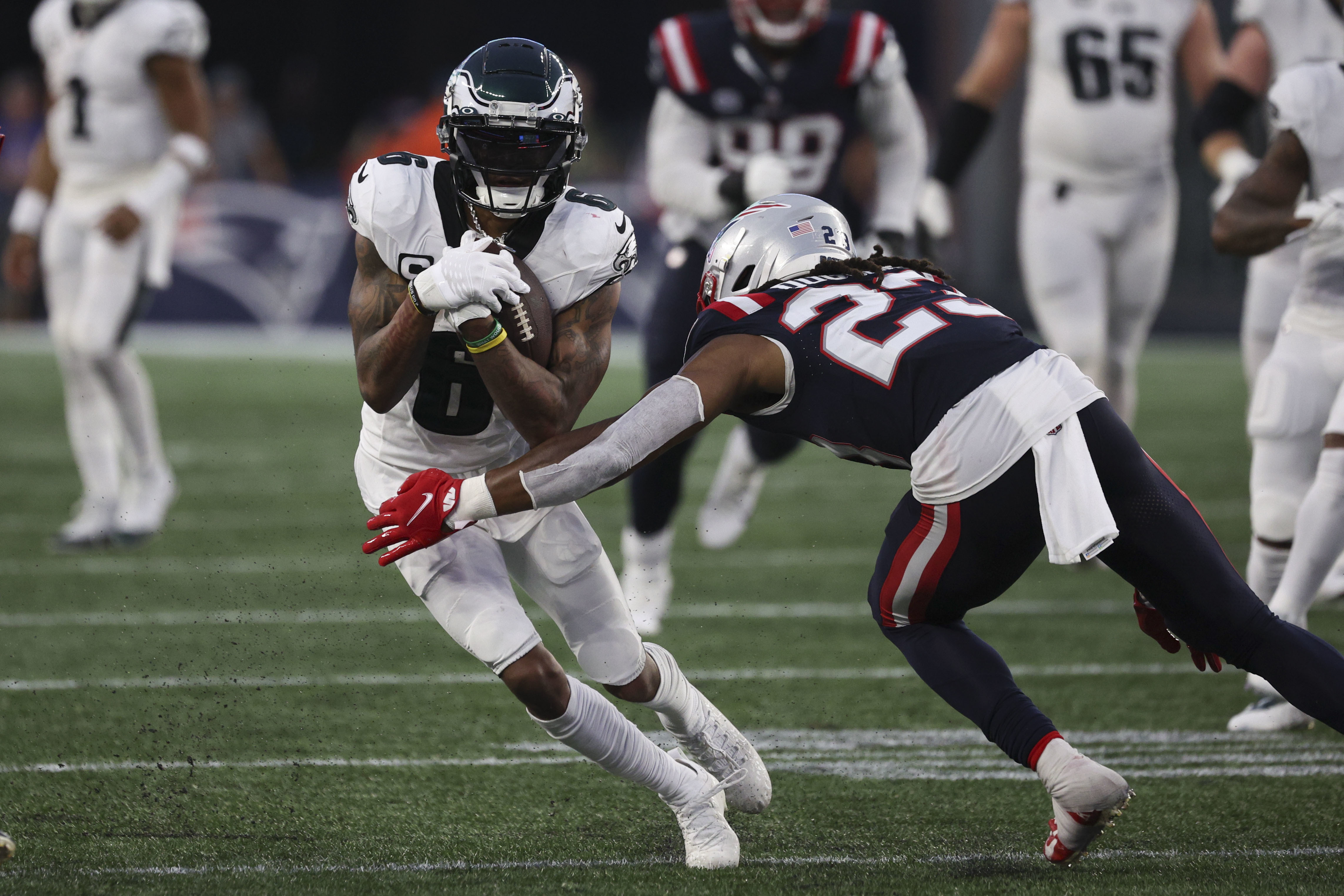 DeVonta Smith celebrates birth of daughter with 'rock the baby' TD  celebration in Eagles' win