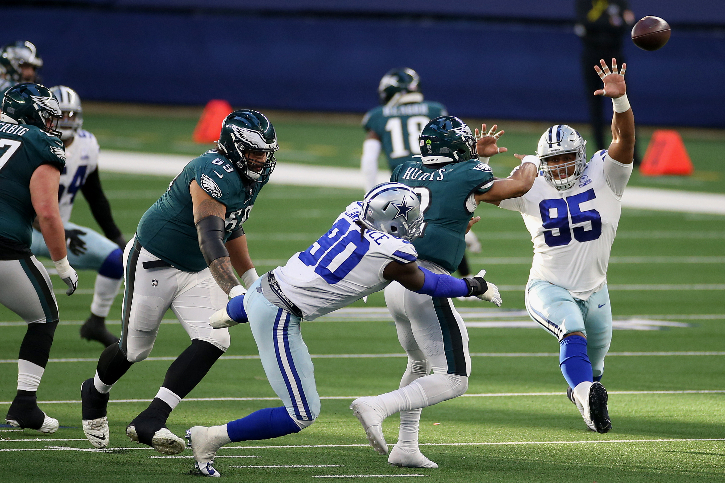 Halftime Report: Eagles lead the Cowboys 20-17 on Christmas Eve ✭ Inside  The Star