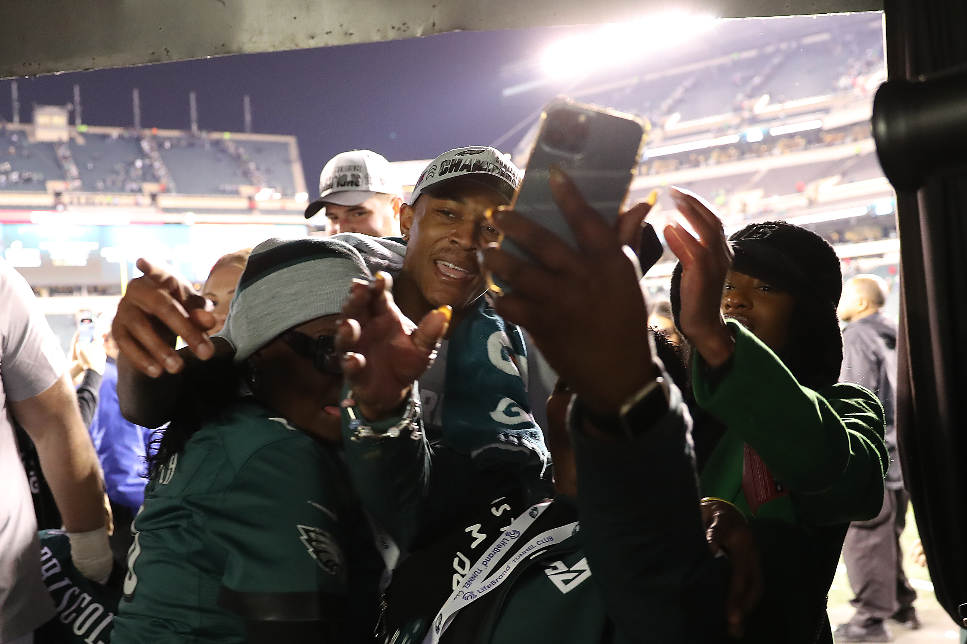 TNF cameras capture Eagles star DeVonta Smith getting 'lit