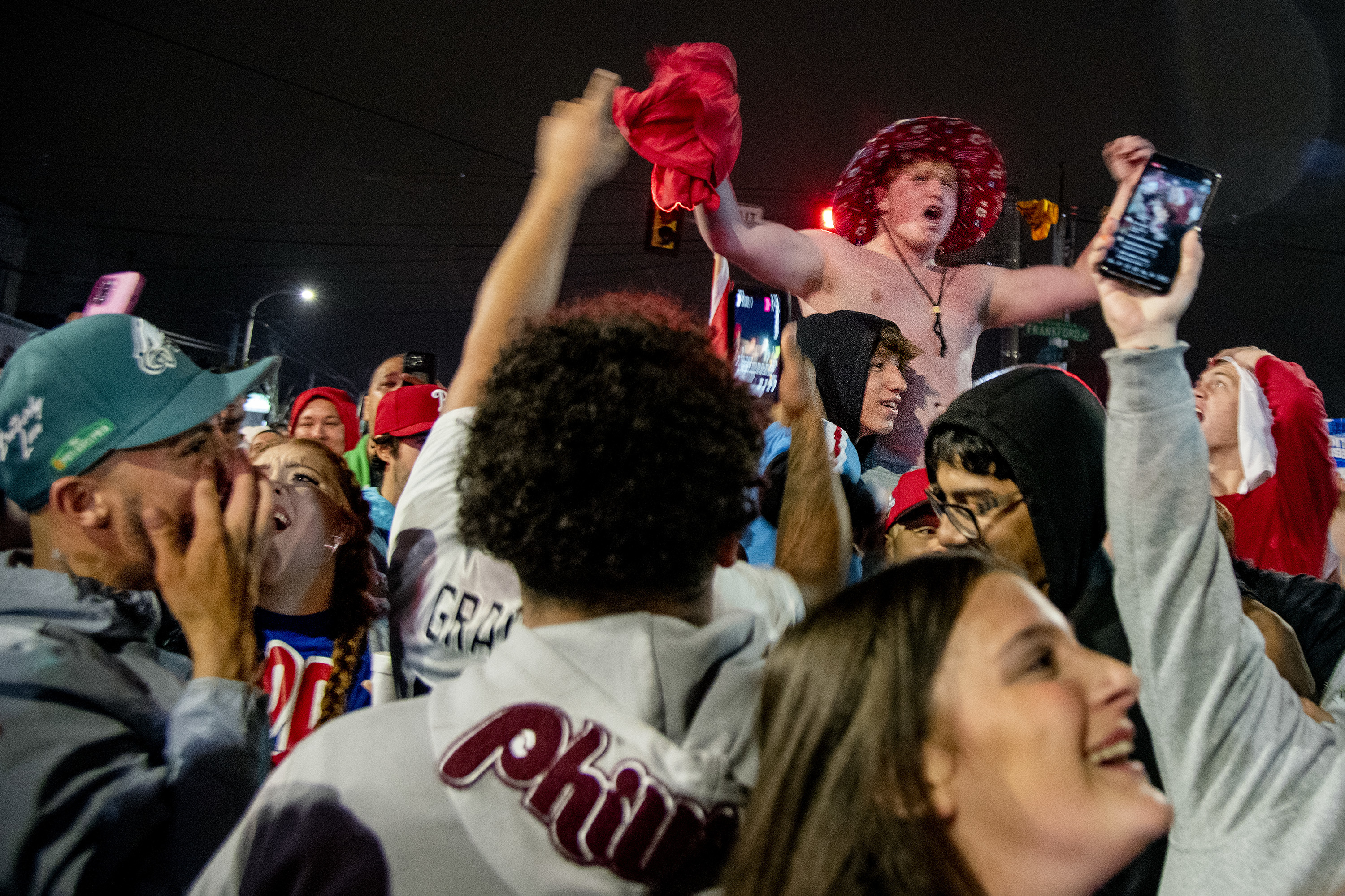 Video: Phillies fans climbing poles outside City Hall after NLCS