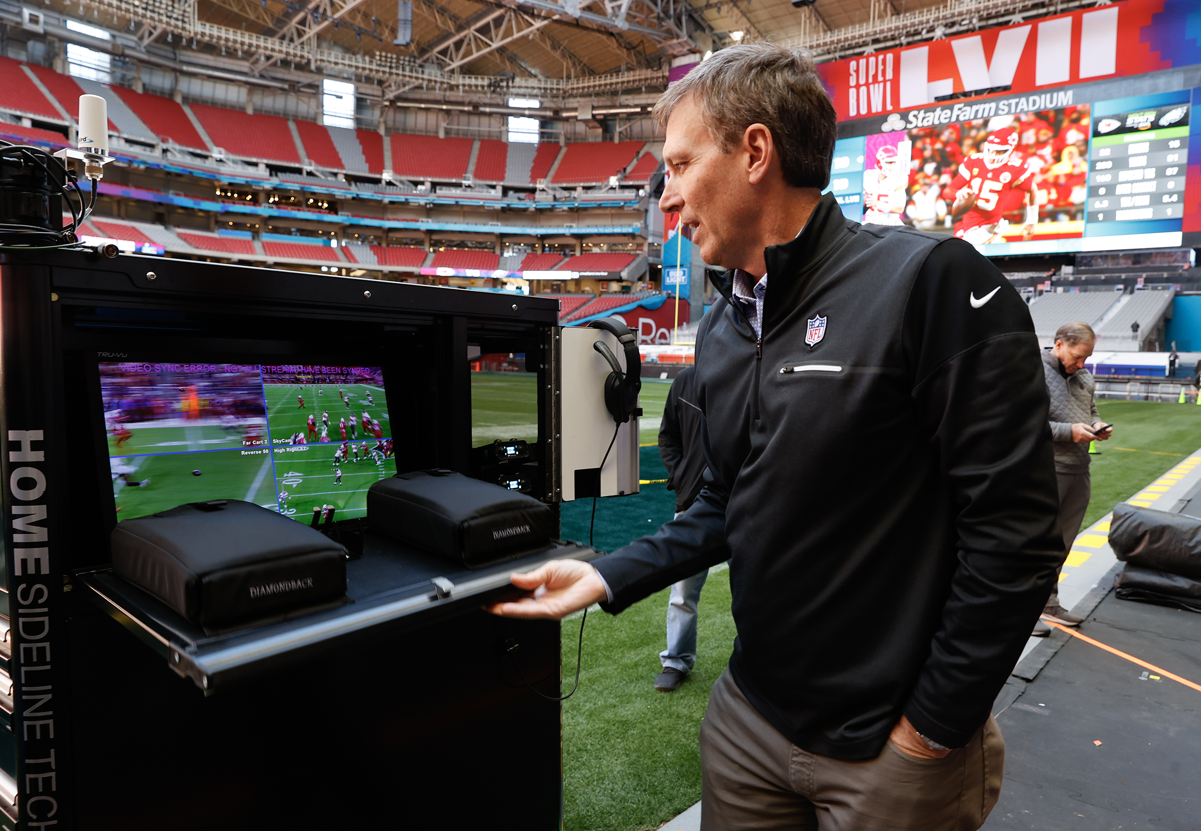 Assistant coach Autumn Lockwood of the Philadelphia Eagles watches  Nieuwsfoto's - Getty Images