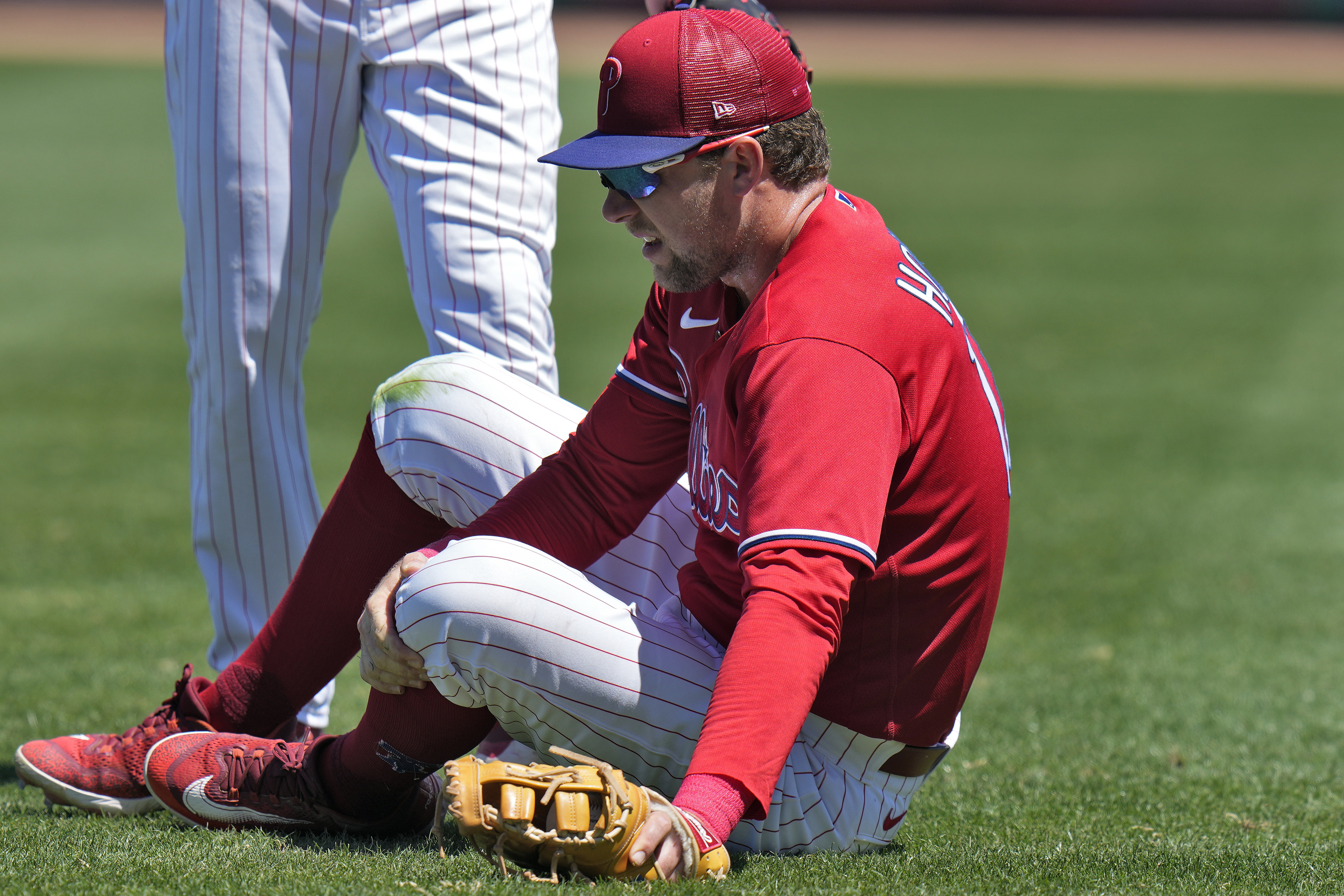 Rhys Hoskins diagnosed with torn ACL