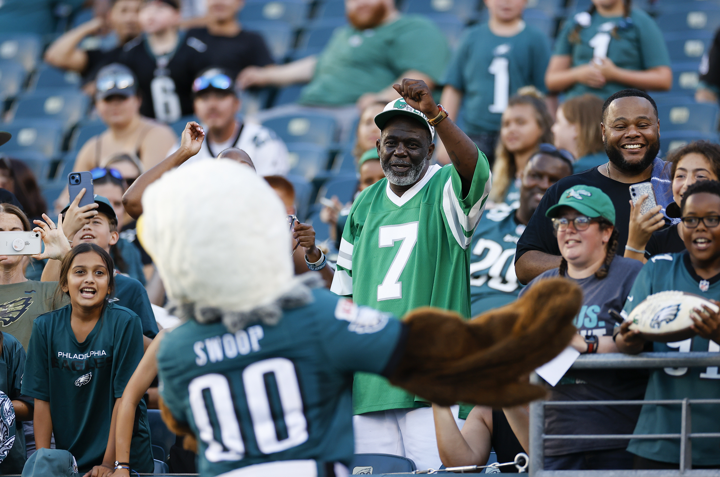 Fans cheer first glimpse of Super Bowl champ Eagles at Linc practice