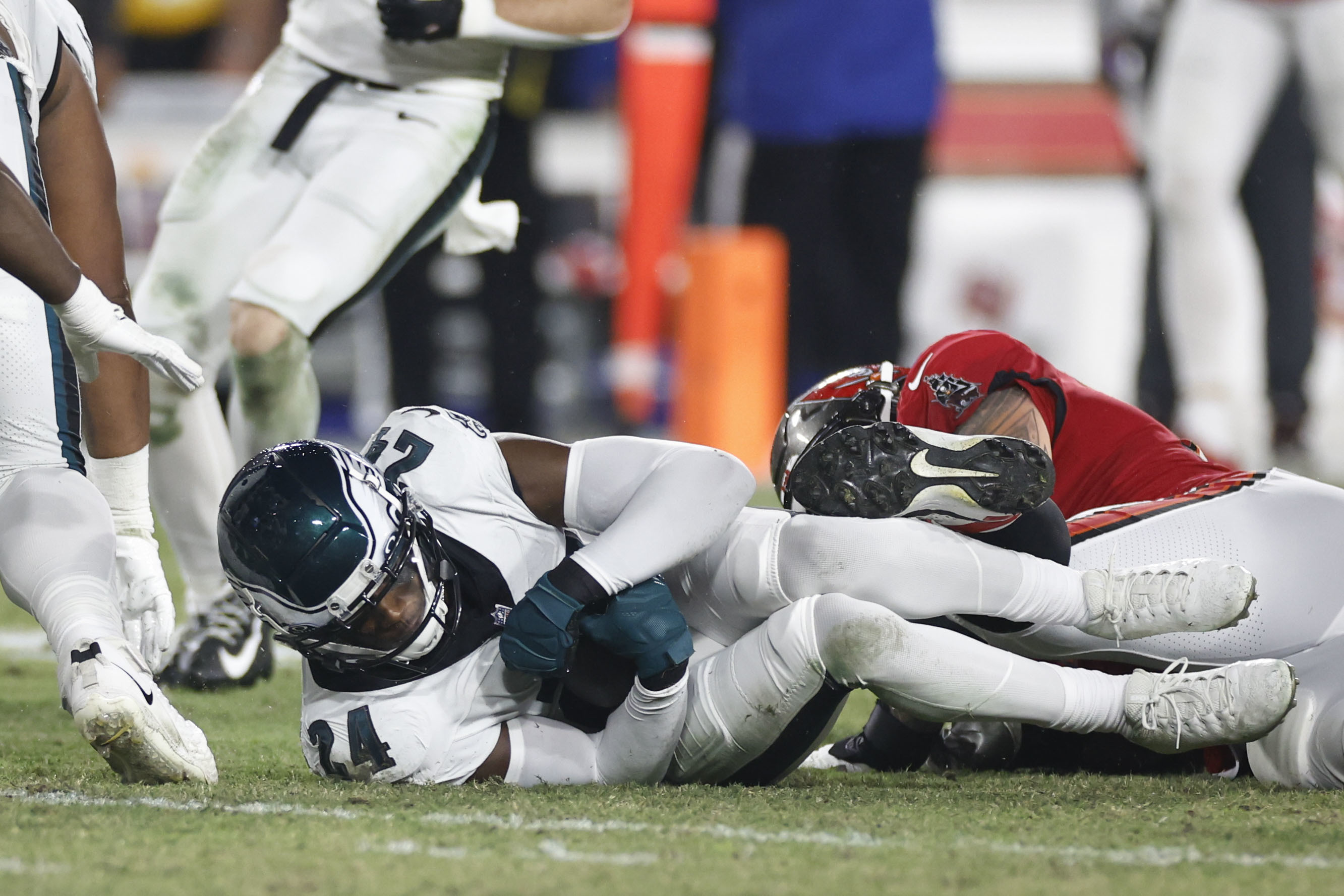 Philadelphia Eagles 25-11 Tampa Bay Buccaneers: Jalen Hurts throws for  touchdown and D'Andre Swift shines again as Eagles move 3-0, NFL News