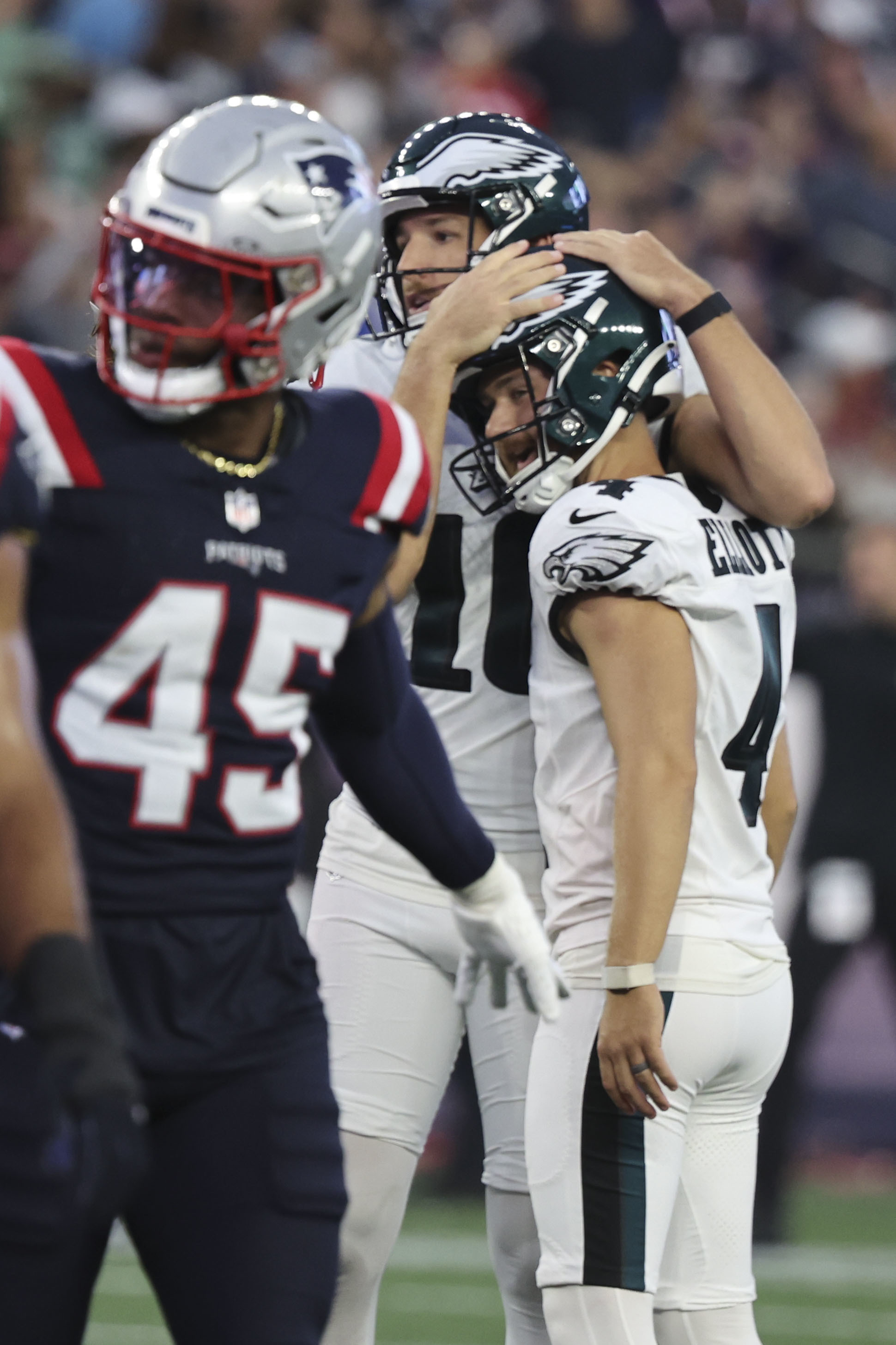 Eagles win season opener against the New England Patriots, 25-20