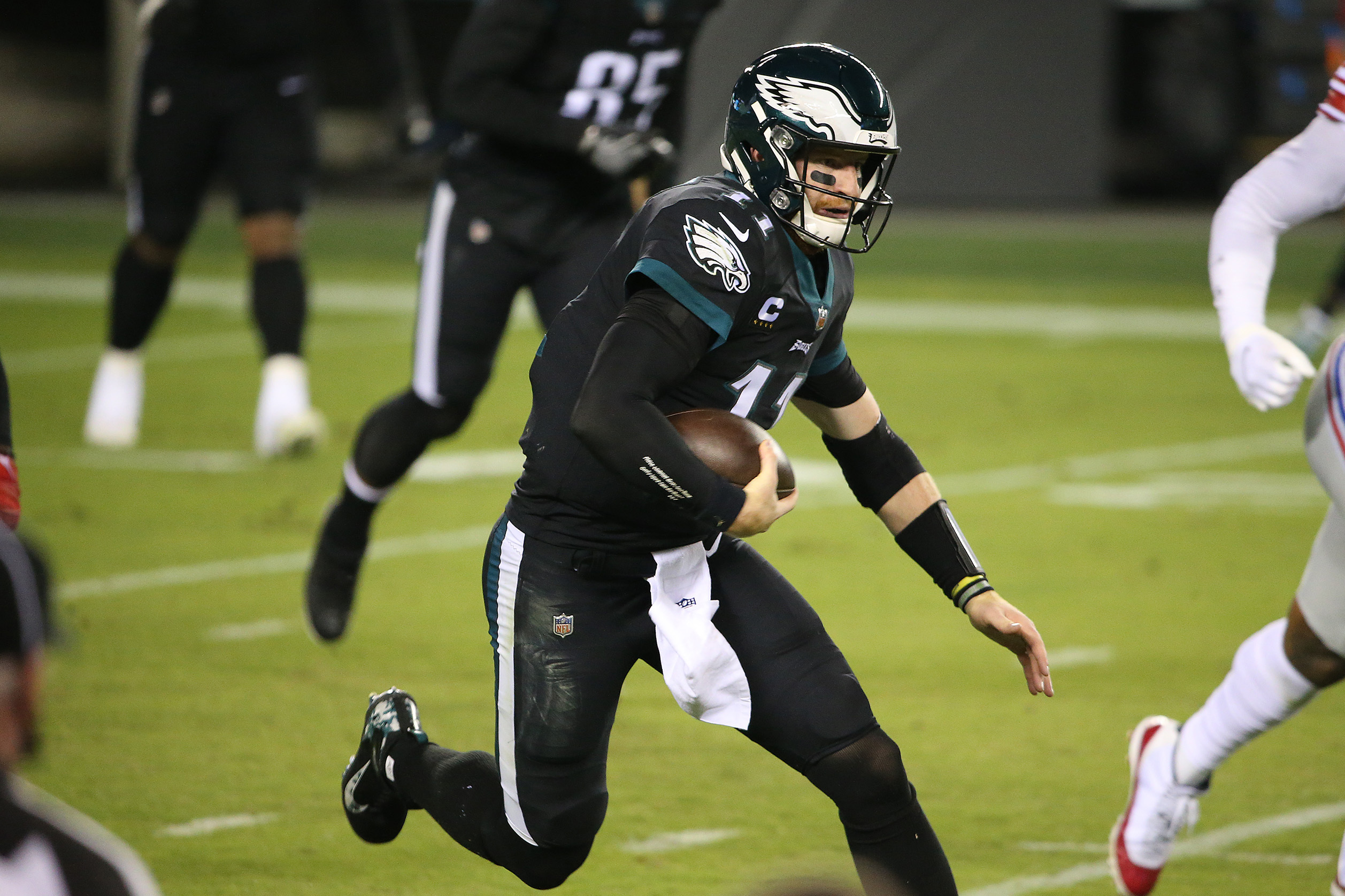 New York Giants 21-22 Philadelphia Eagles: Carson Wentz leads