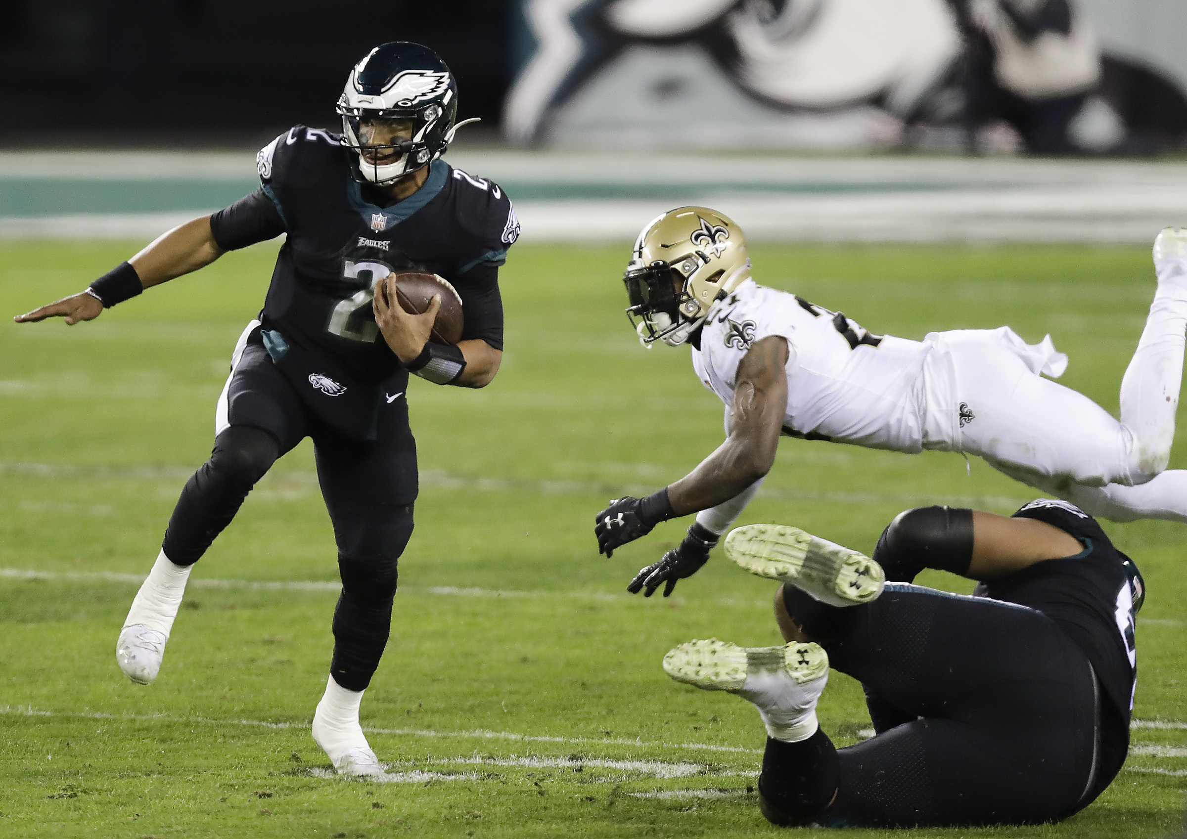 Jalen Hurts puts the Eagles on the board against the Cardinals