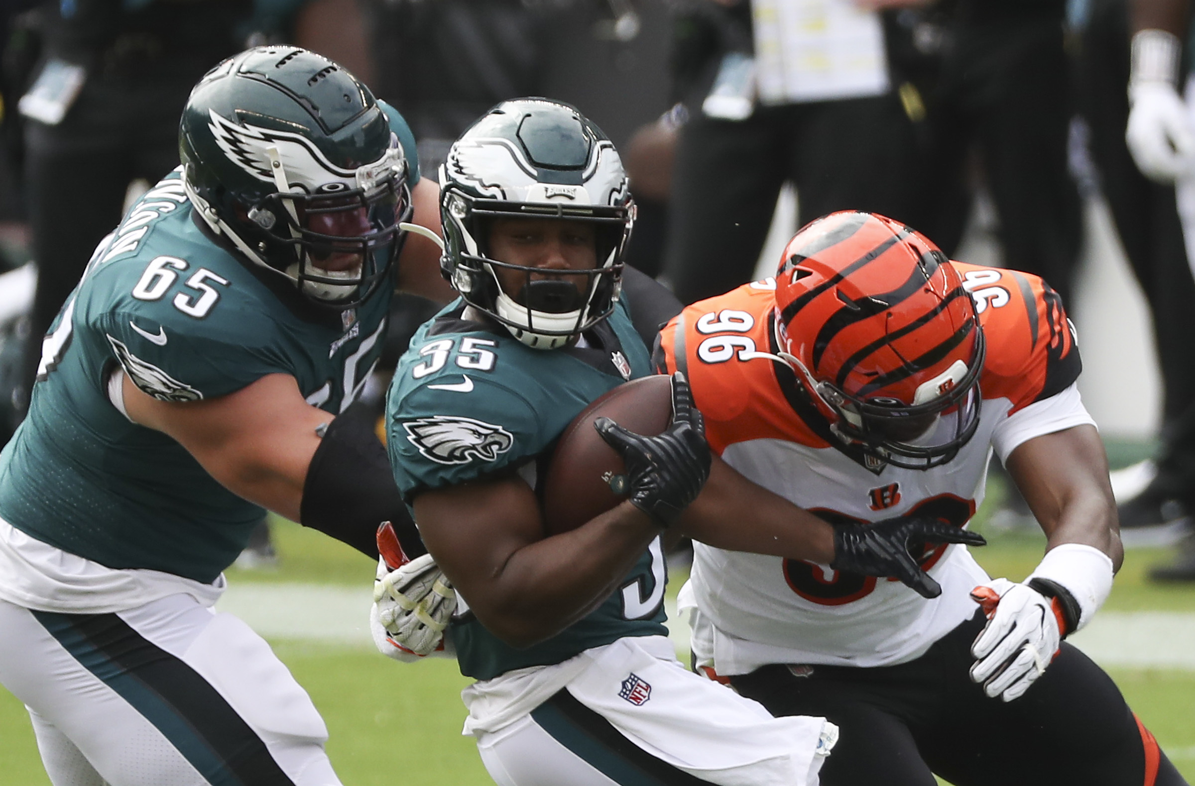 Philadelphia Eagles play for a tie with winless Cincinnati Bengals