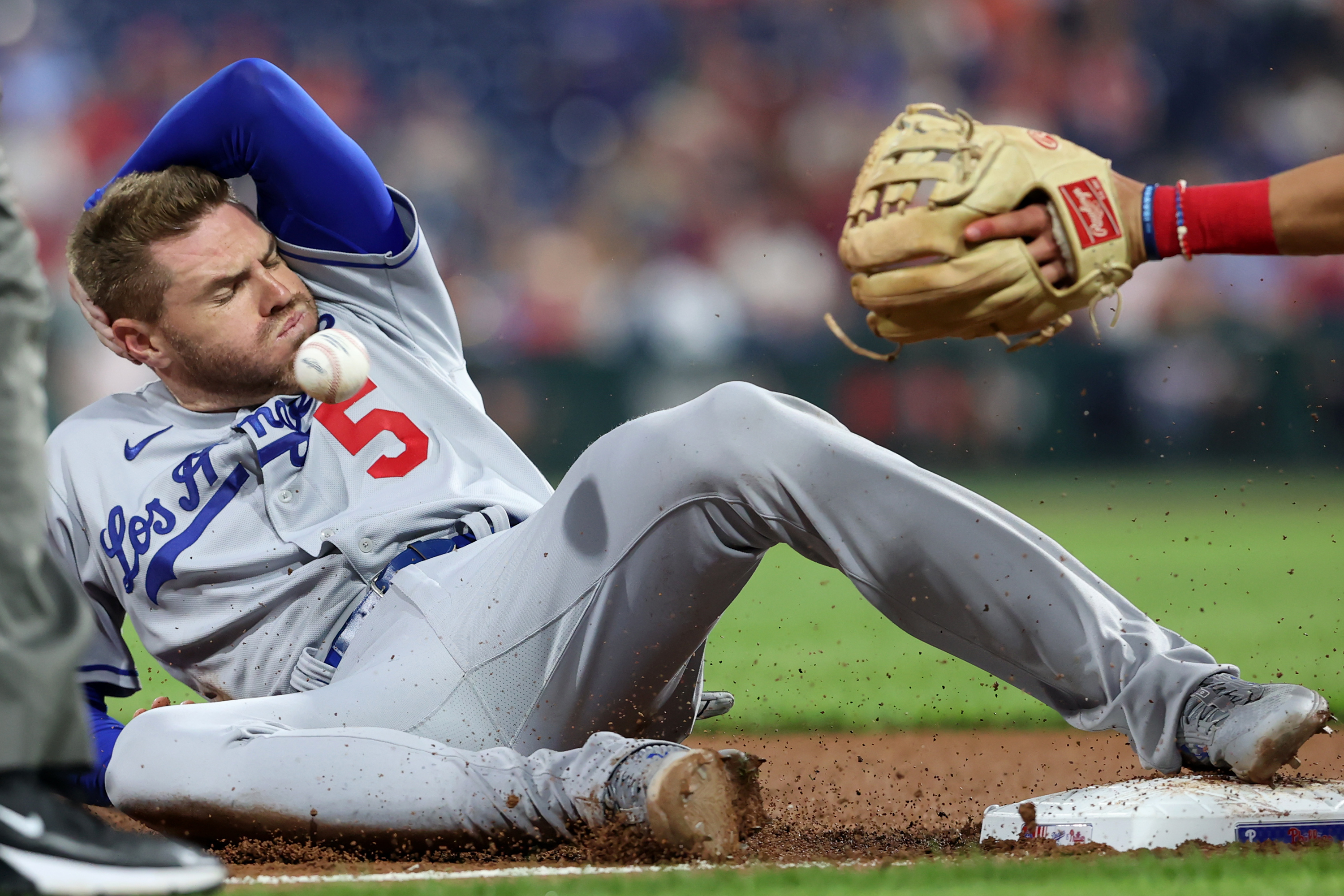 Julio Urías shuts down Phillies bats