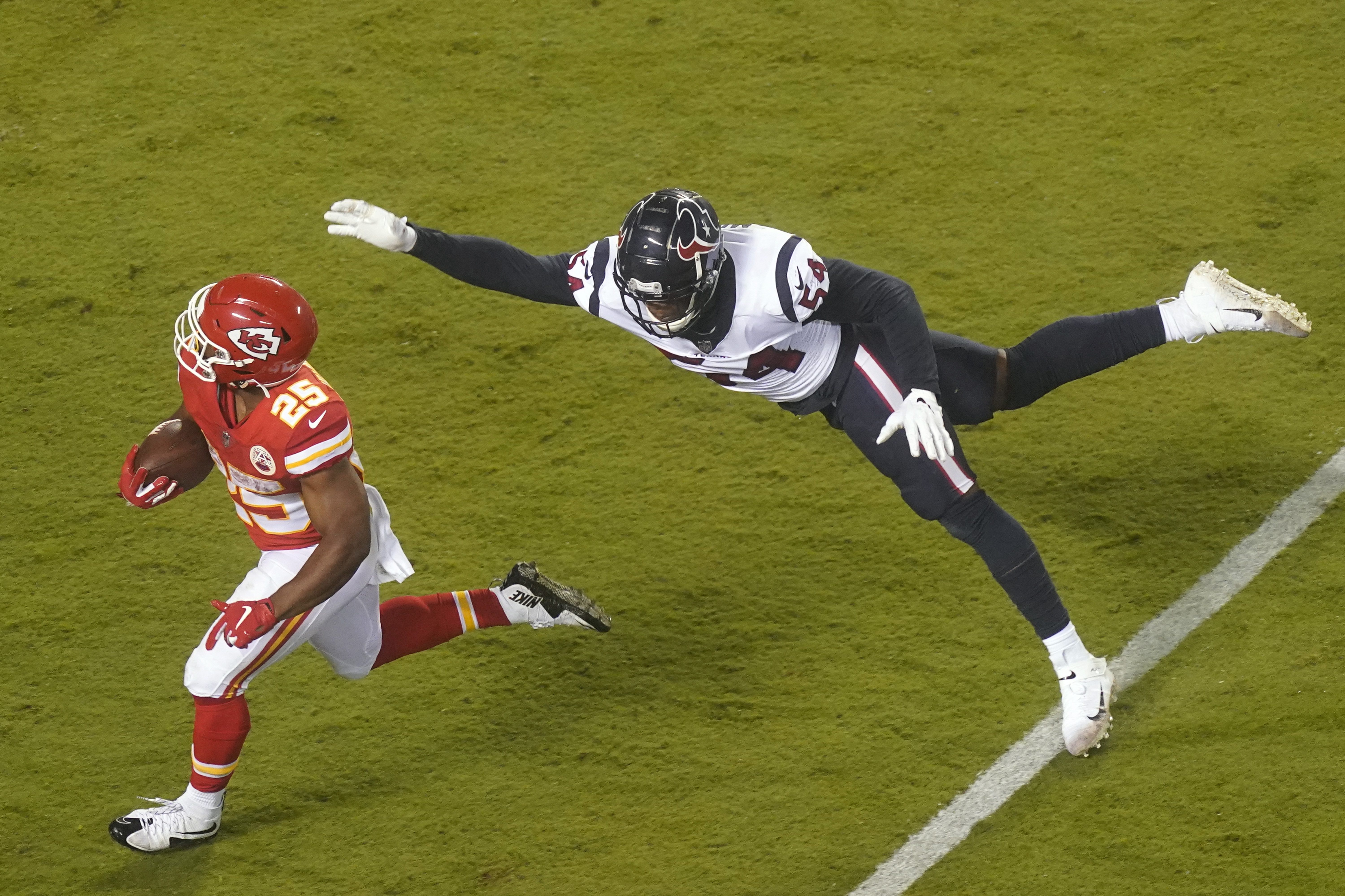 Kansas City Chiefs fans boo teams during display of unity against