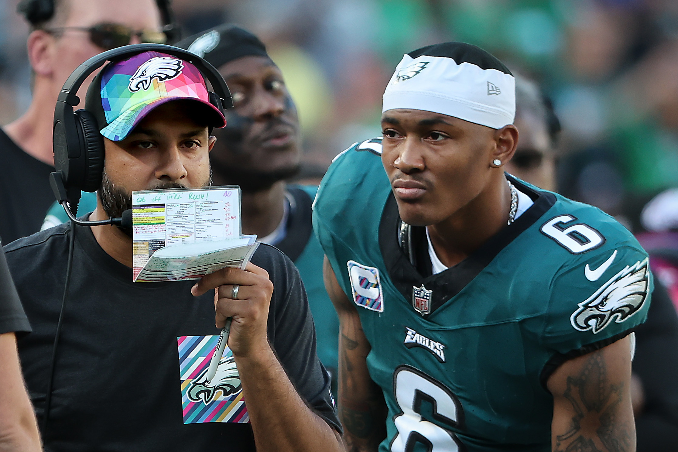 Super Bowl 2023: Eagles' Jalen Hurts adjusts cleats, Terry