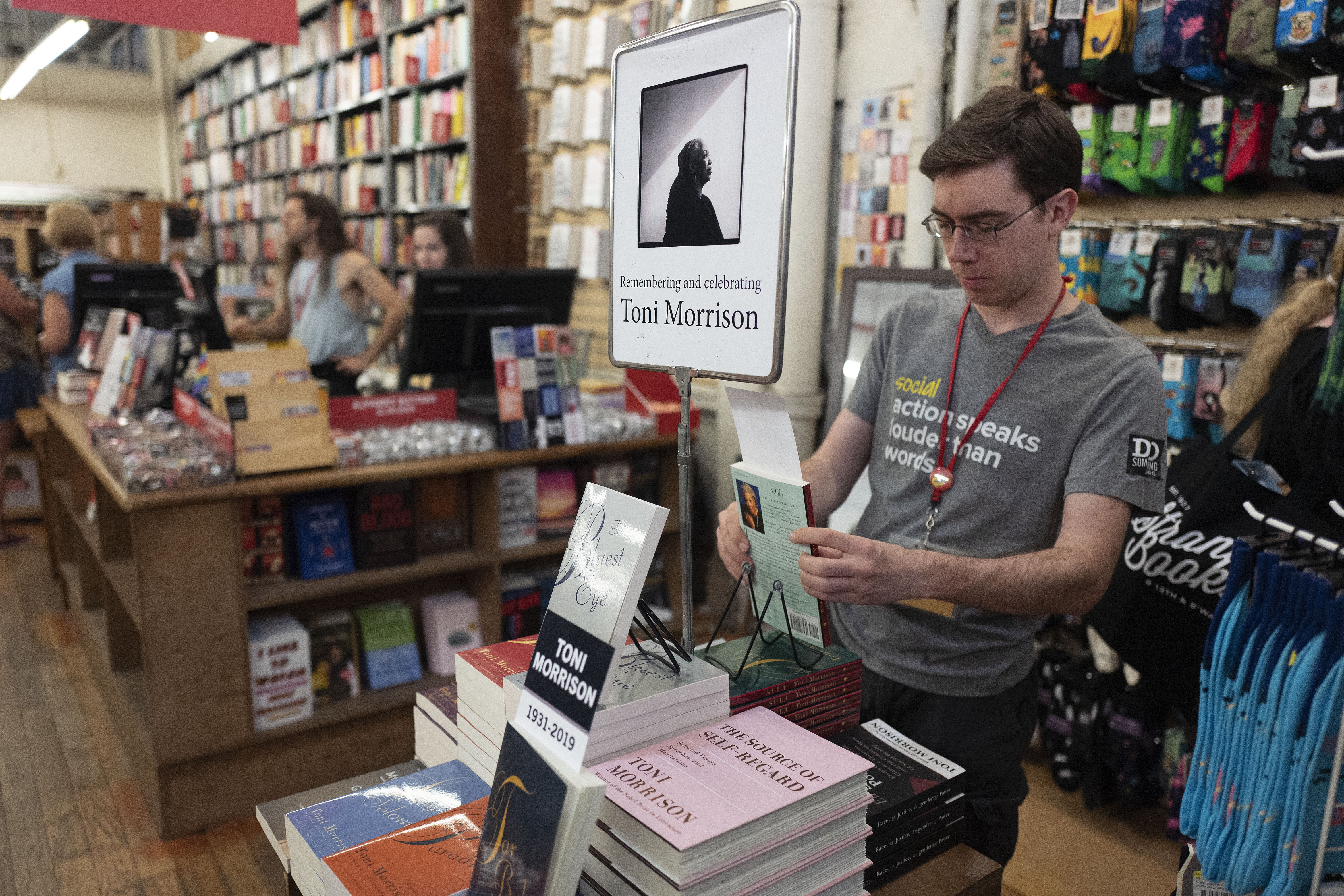 When New York's Strand Bookstores asked for help, 25,000 online orders  flooded in