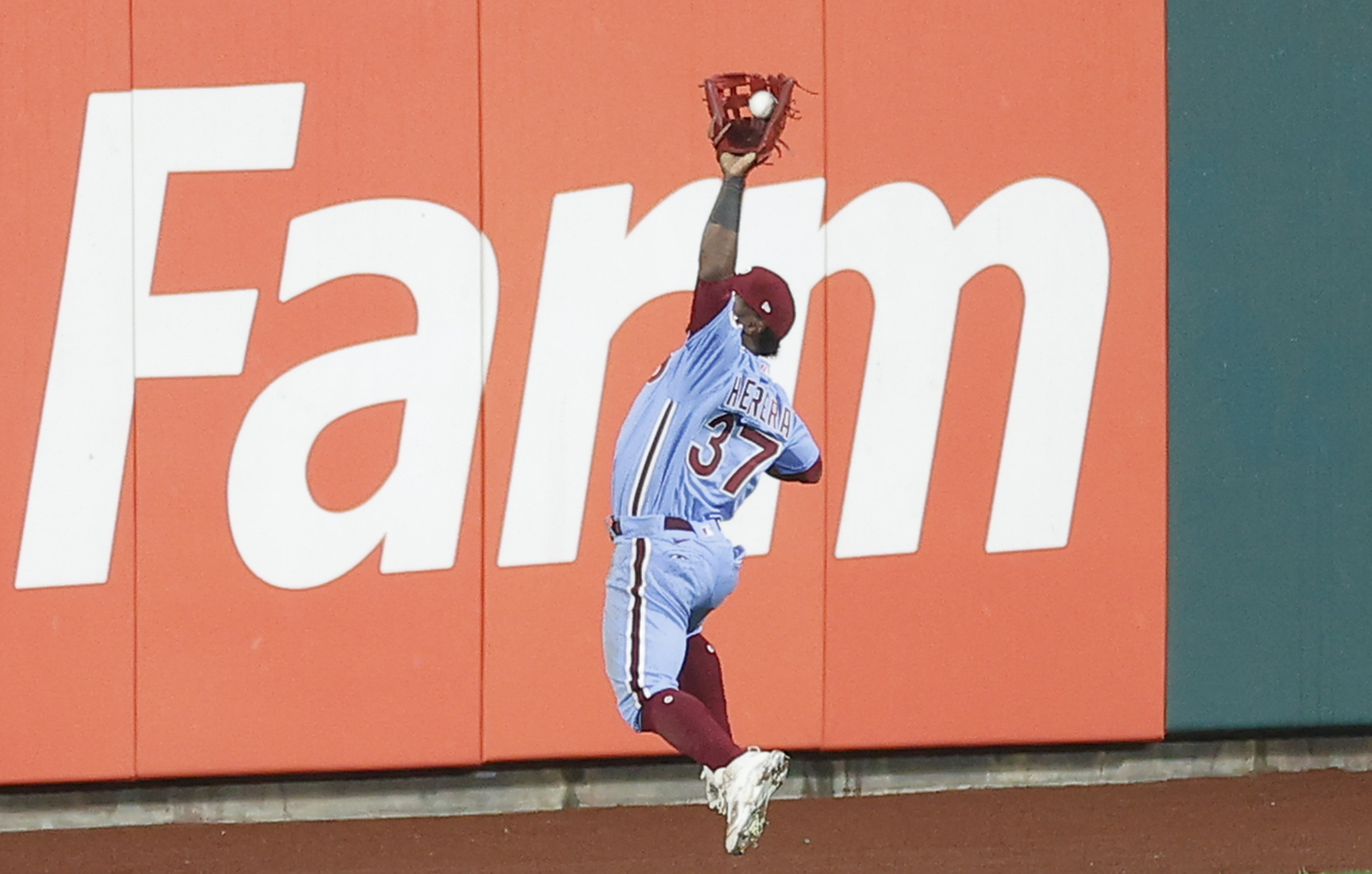 Ronald Torreyes' homer helps Phillies erase 6-run deficit to beat Pirates,  gain on Braves