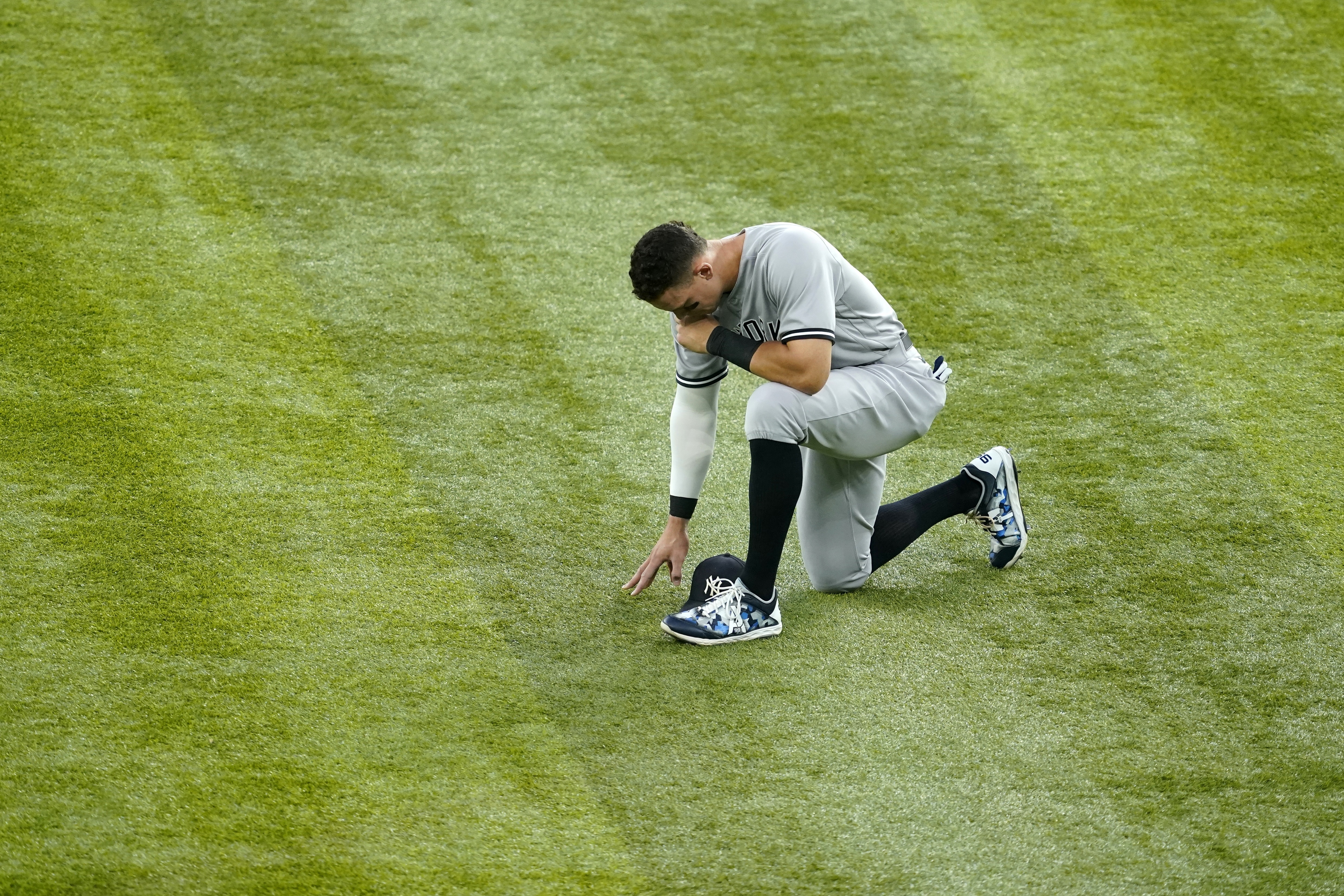 Yankees star Judge hits 62nd homer to break Maris' AL record