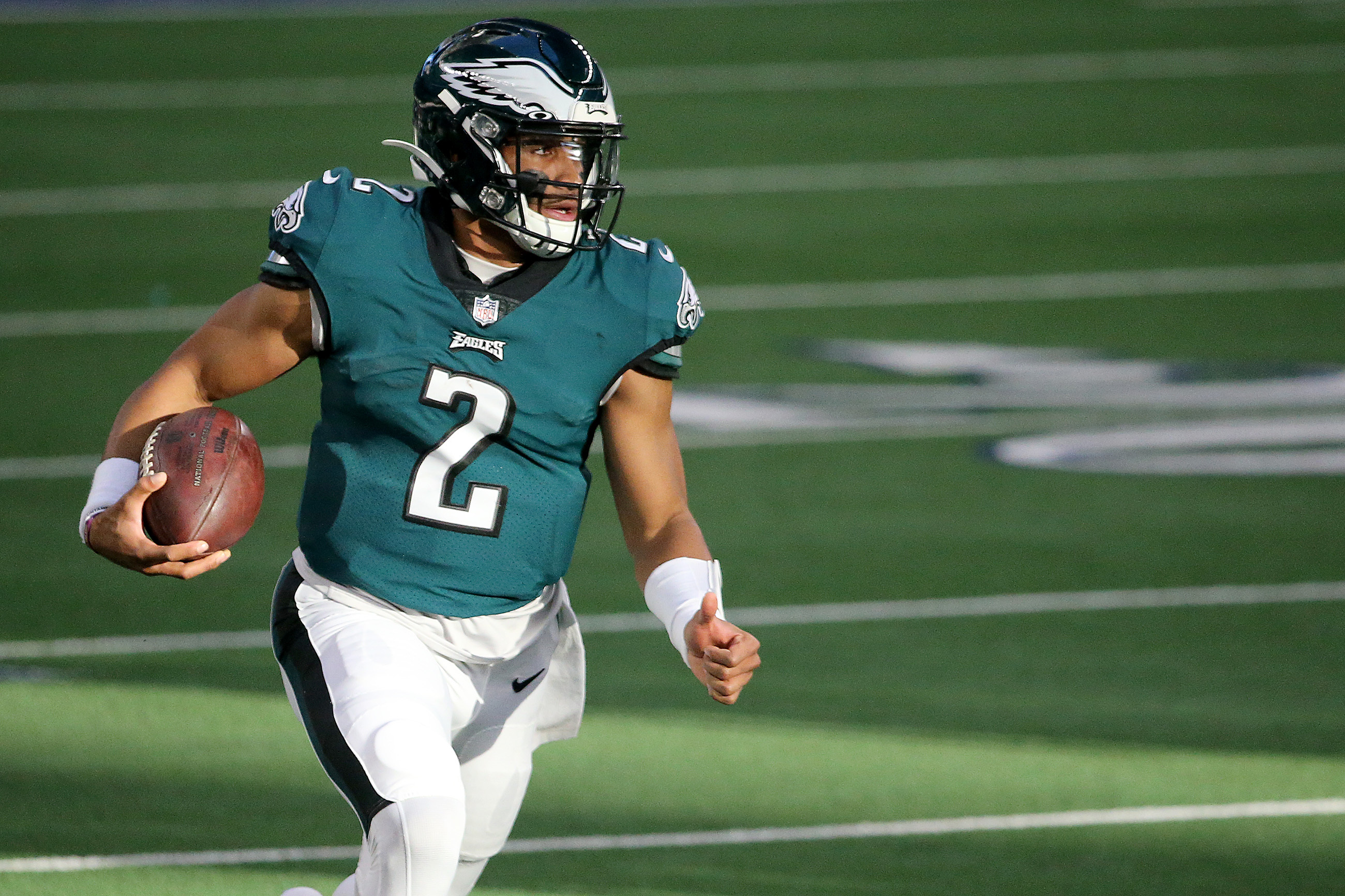 Eagles Remain Unbeaten as Jalen Hurts Outwits the Cowboy Pass Rush - The  New York Times