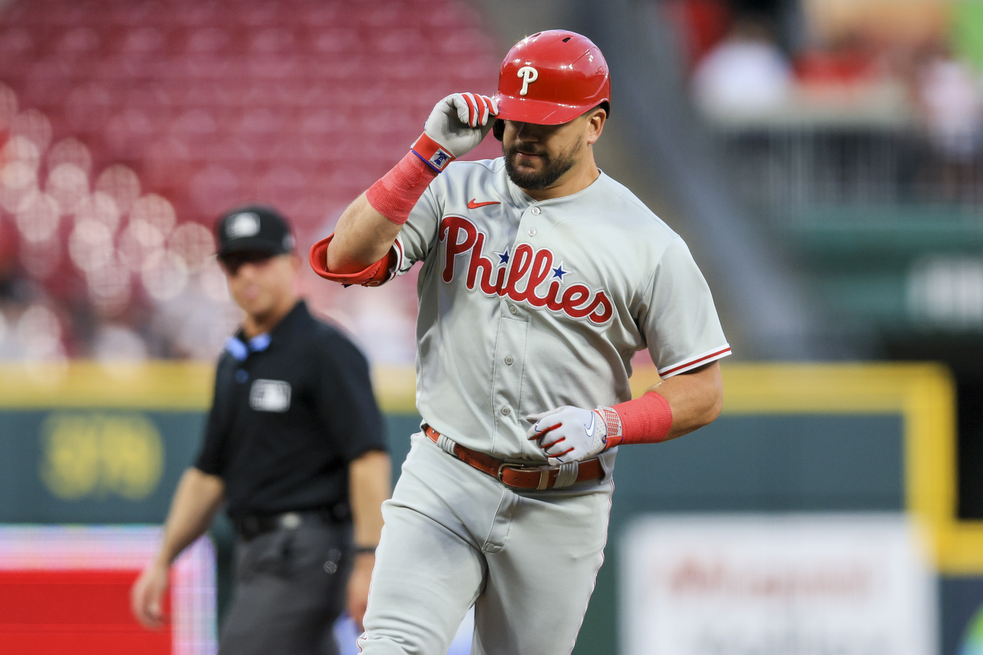 Phillies score 9 in the first to begin their rout of the Reds