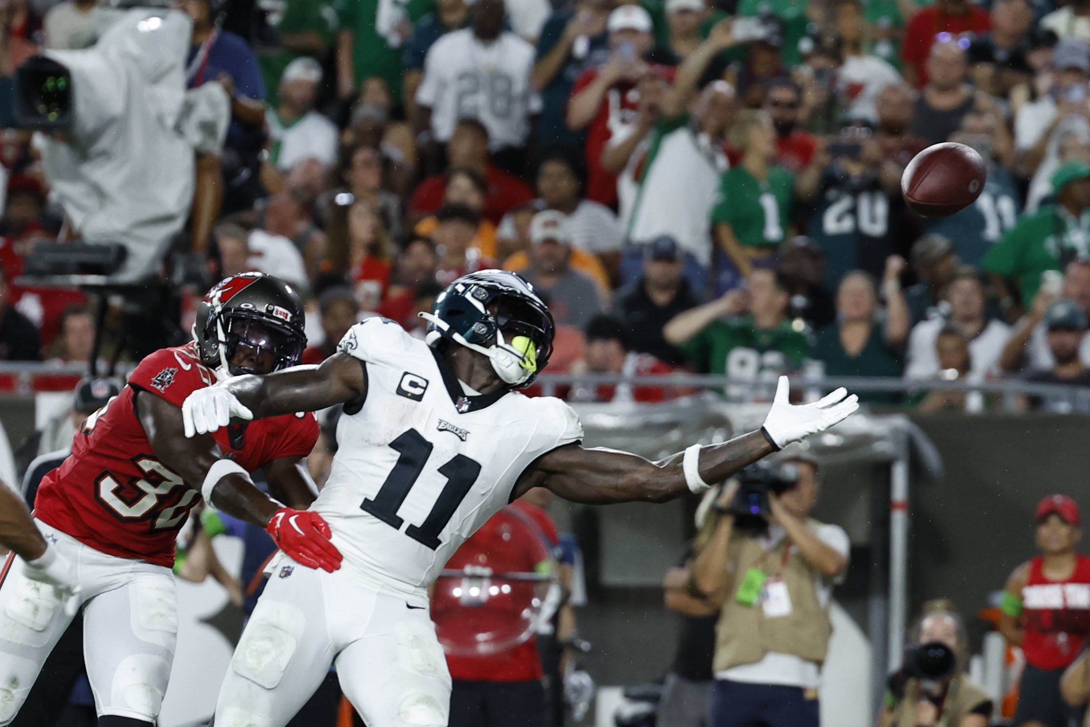 Eagles move to 3-0 as Jalen Hurts and the defense wear down the Bucs in a  25-11 win