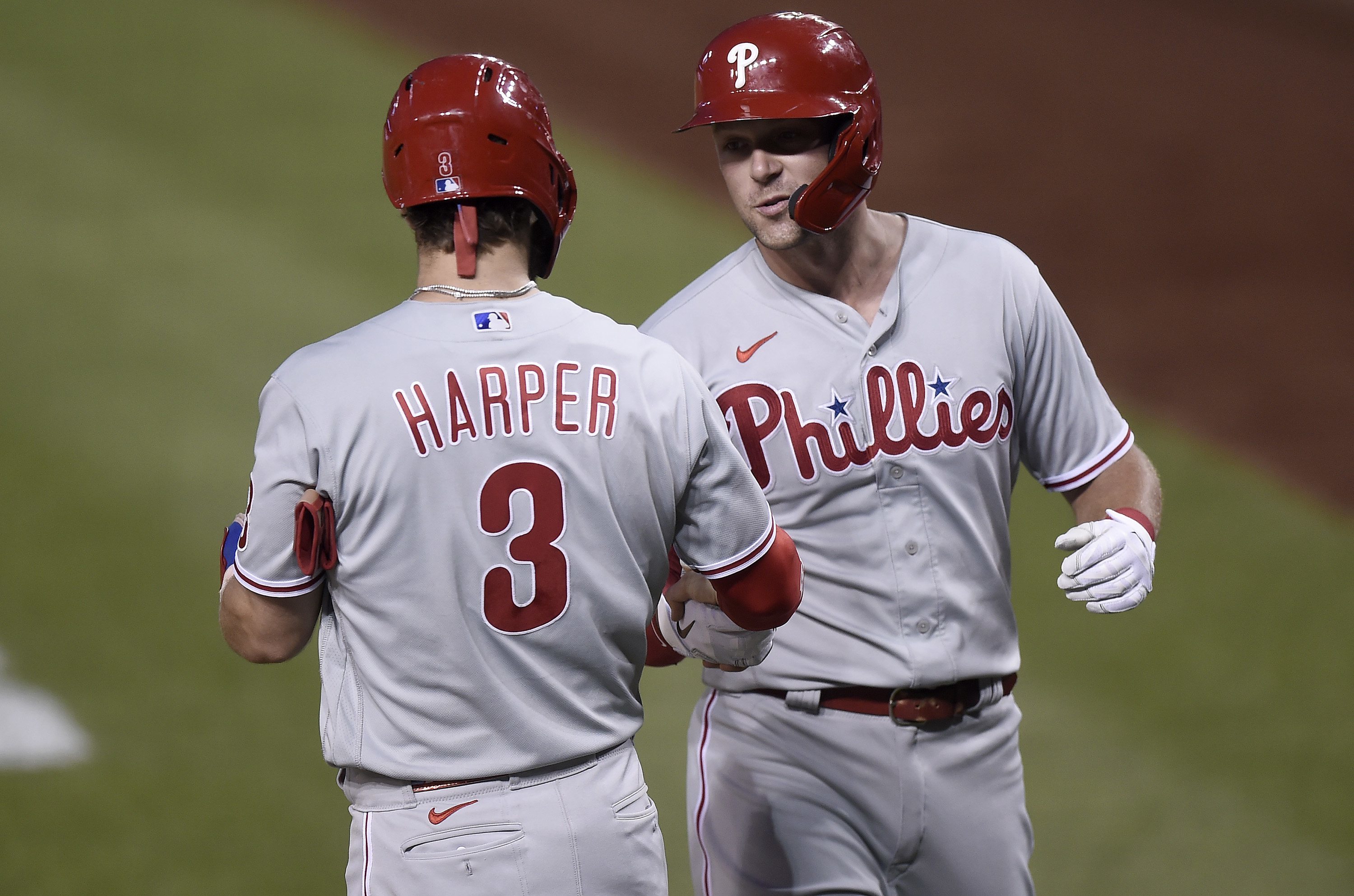 Rhys Hoskins drives in 4 after lengthy delay to sweep Nationals