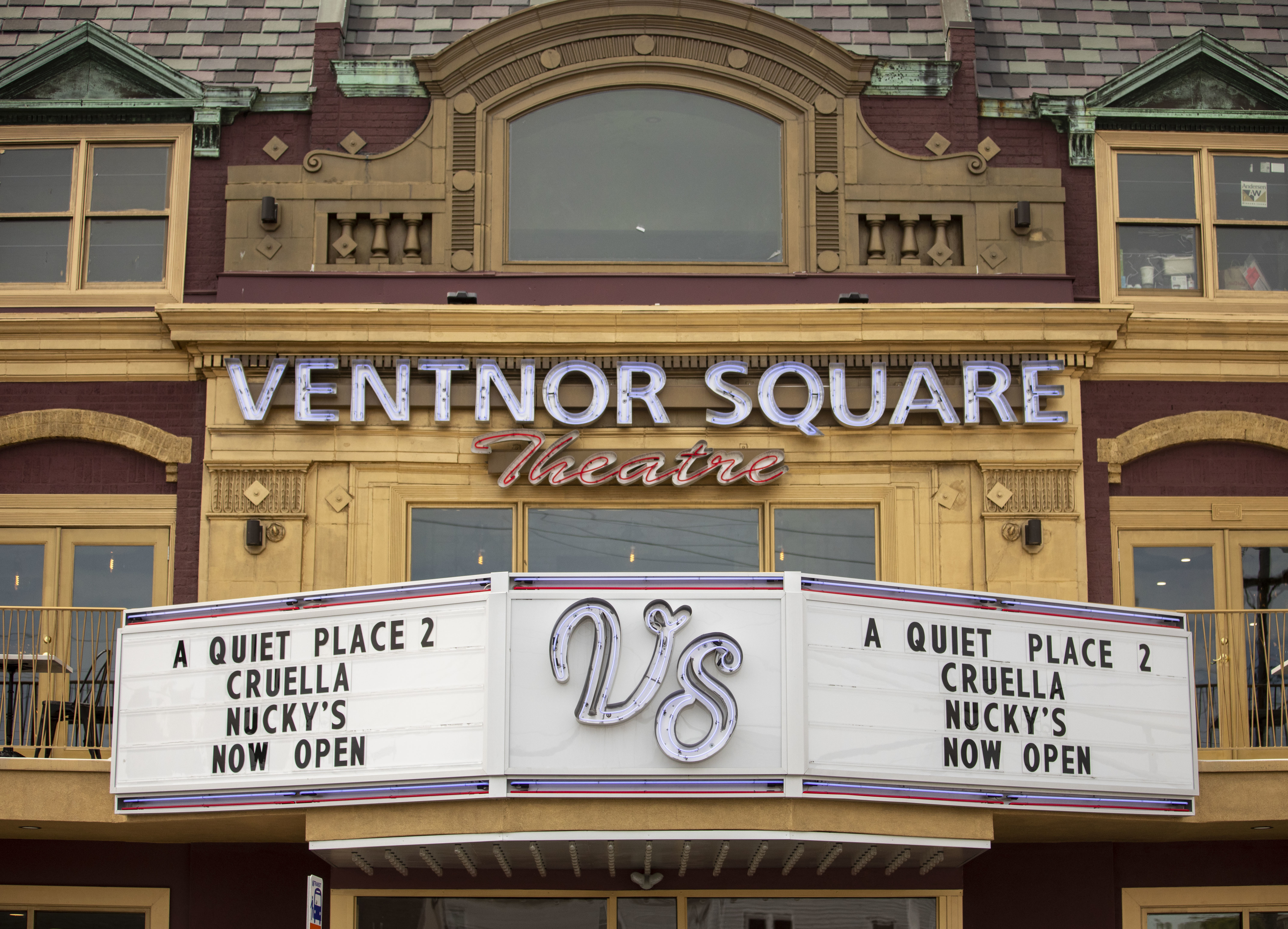 A Jersey Shore movie theater roared back to life in an unlikely saga image