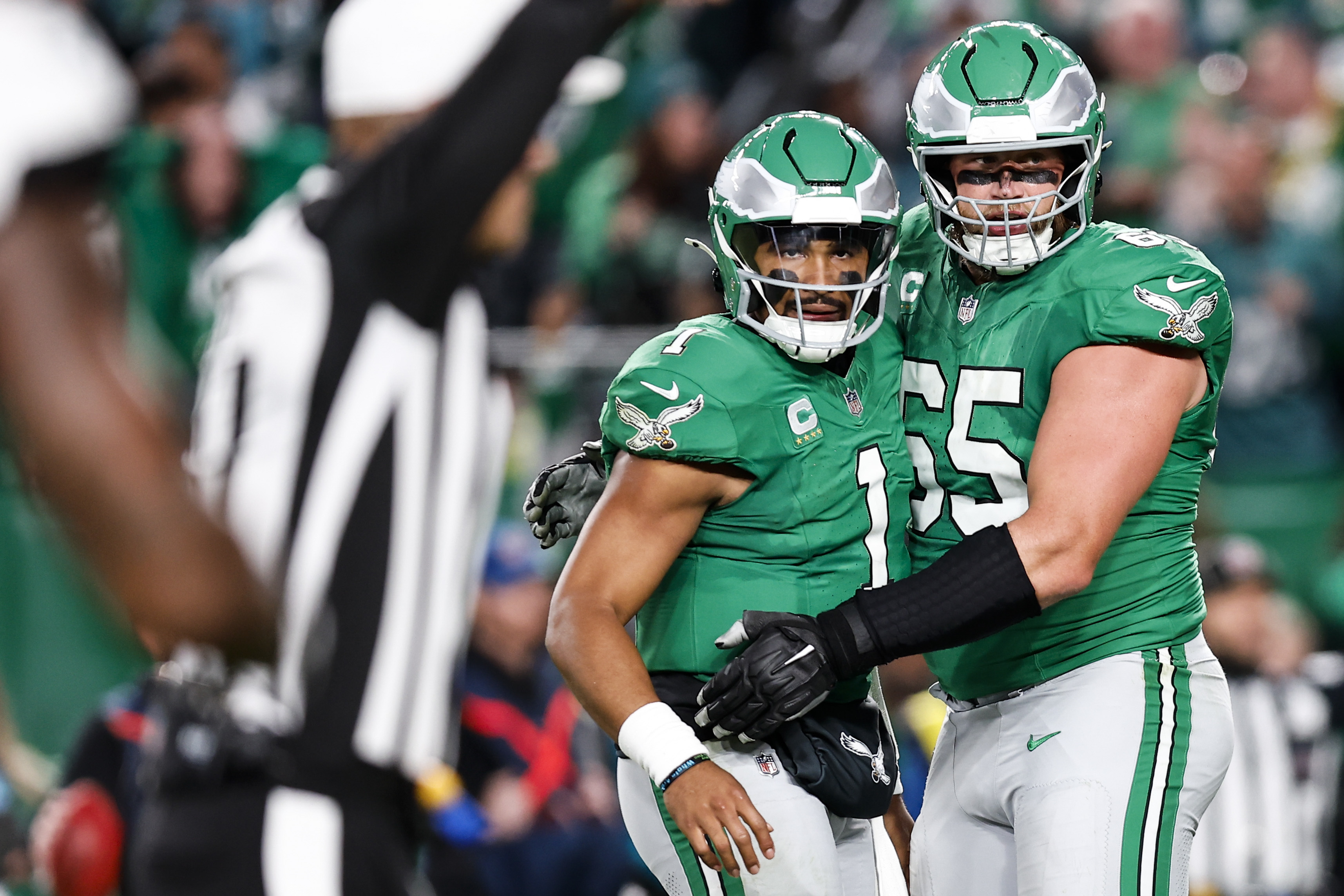 jalen hurts dresses as 'god' for the eagles' halloween party Jalen Hurts y Philadelphia Eagles en la Fiesta de Halloween