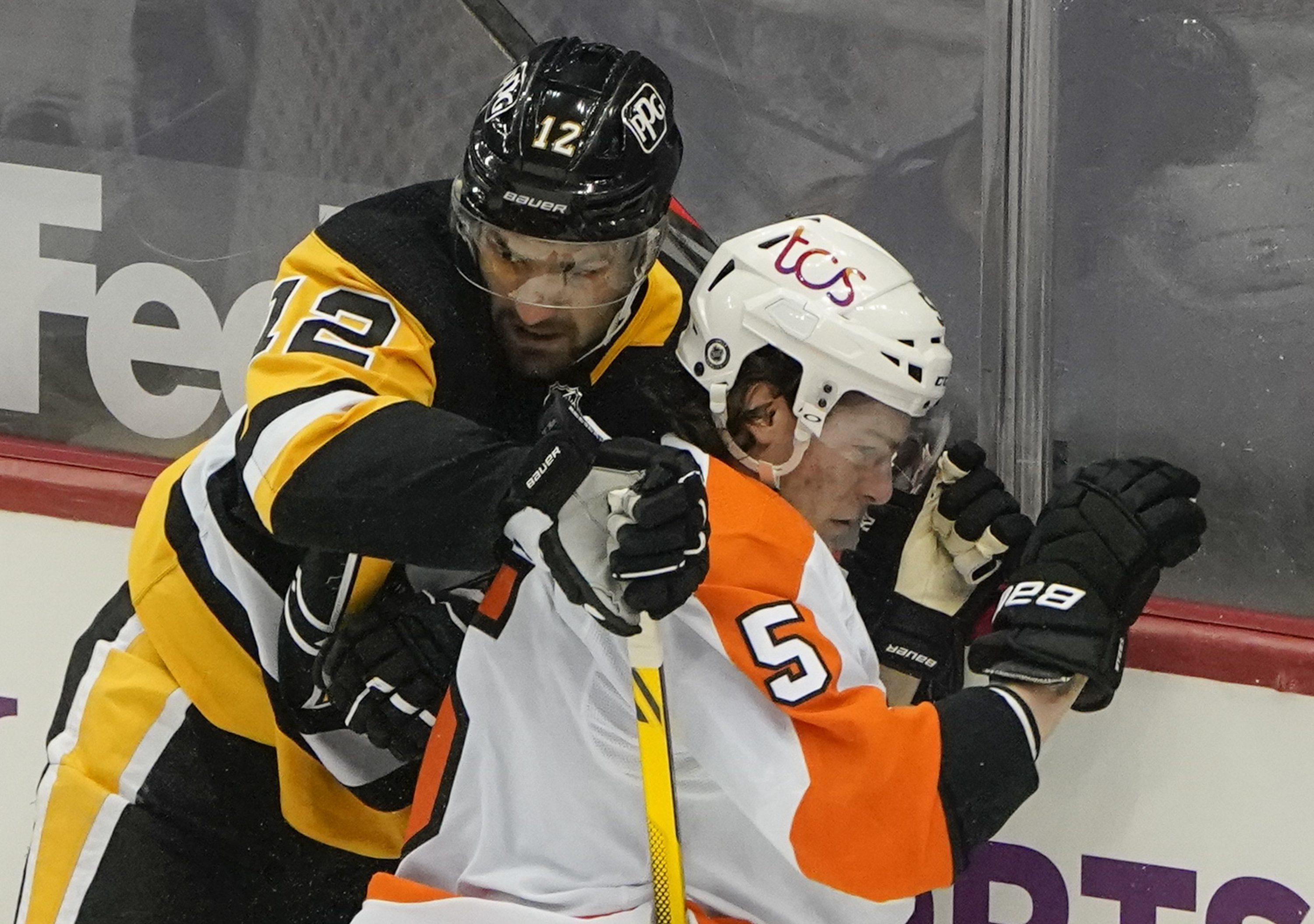 Sidney Crosby's hat trick leads Penguins' rout of Flyers in Game 1