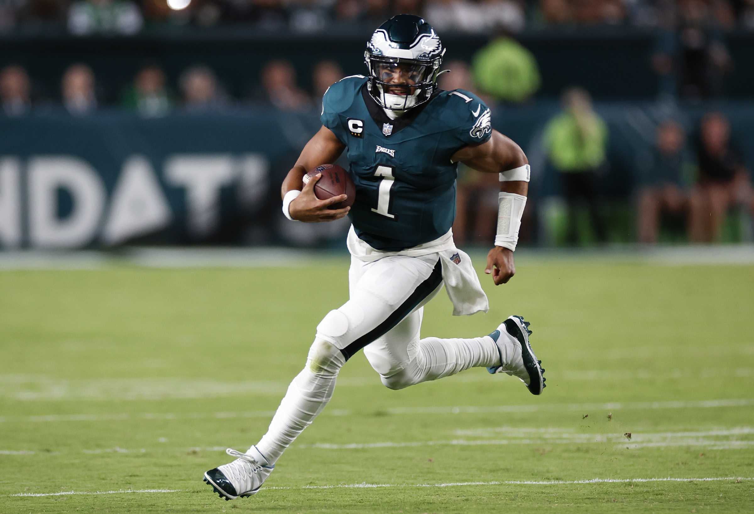 Hurts inspires unbeaten Eagles while Vikings march on