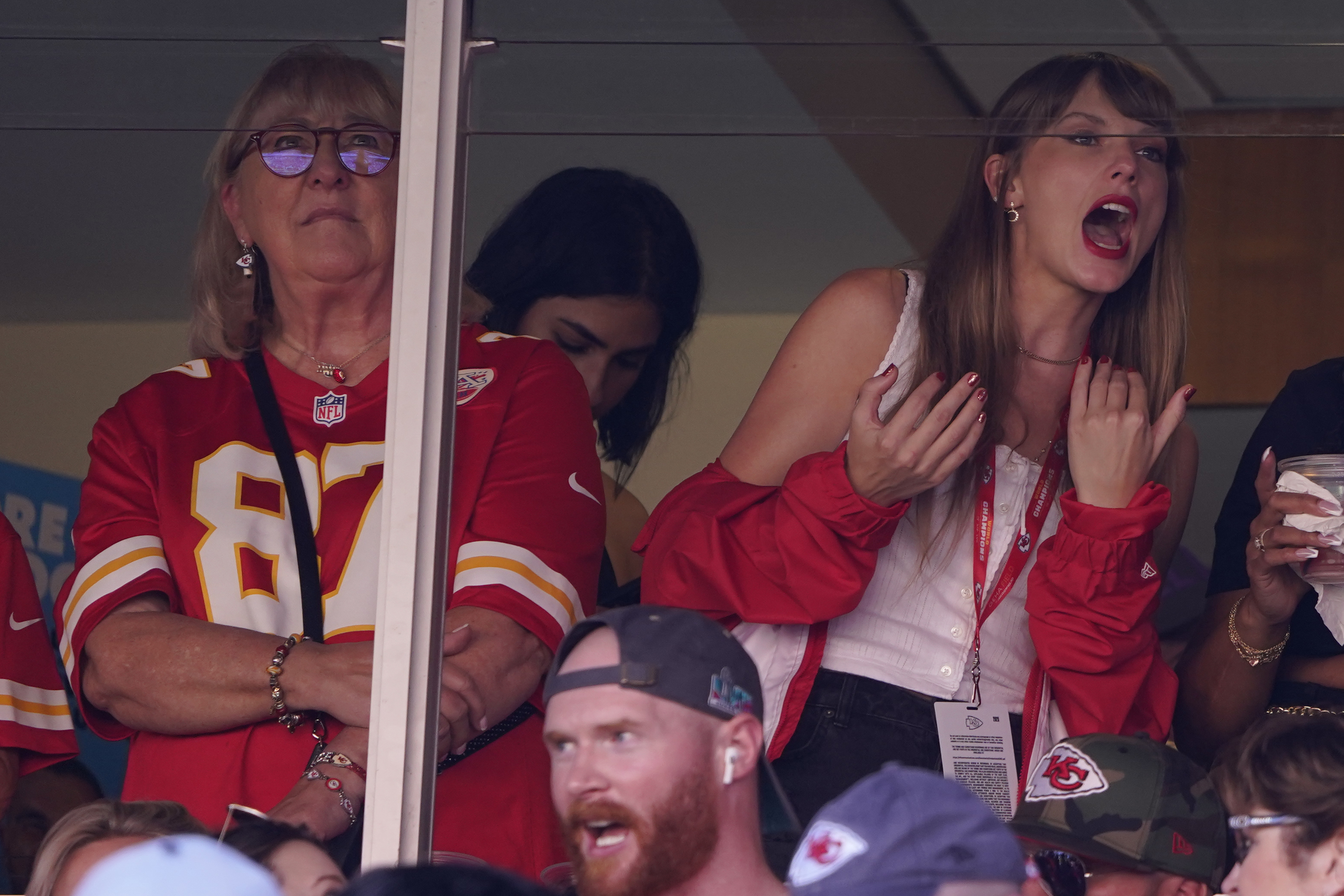 Taylor Swift Supports Travis Kelce at Chiefs Football Game [VIDEO